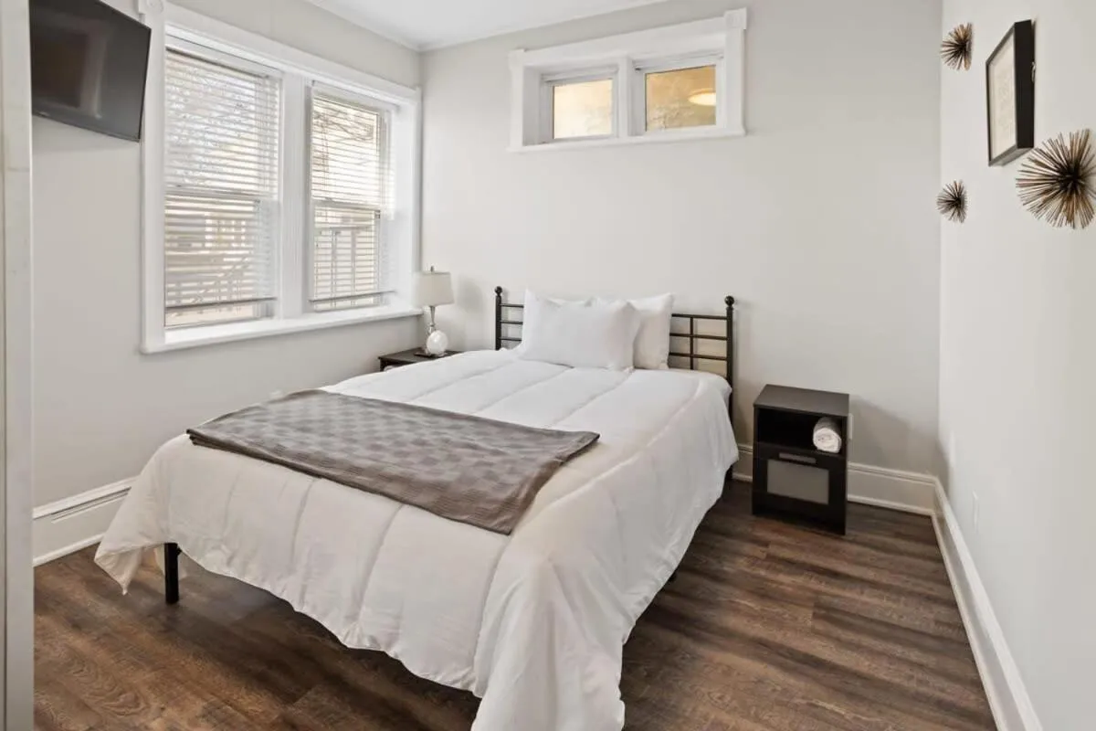 Bed in Steps from the Beach Spacious Modern 4BR 2BA Apt