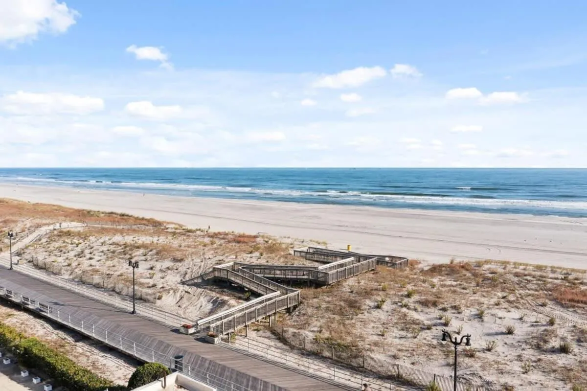 Steps from the Beach Spacious Modern 4BR 2BA Apt