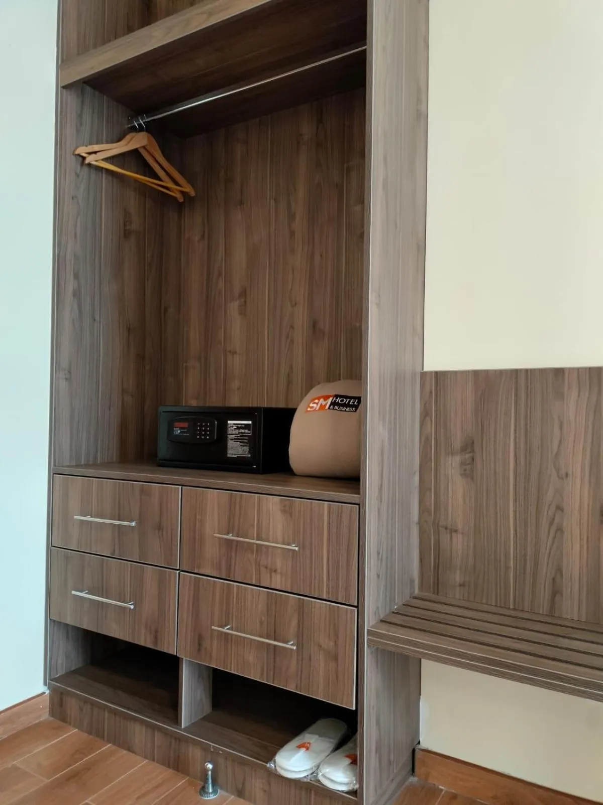 wardrobe in SM HOTEL Plus