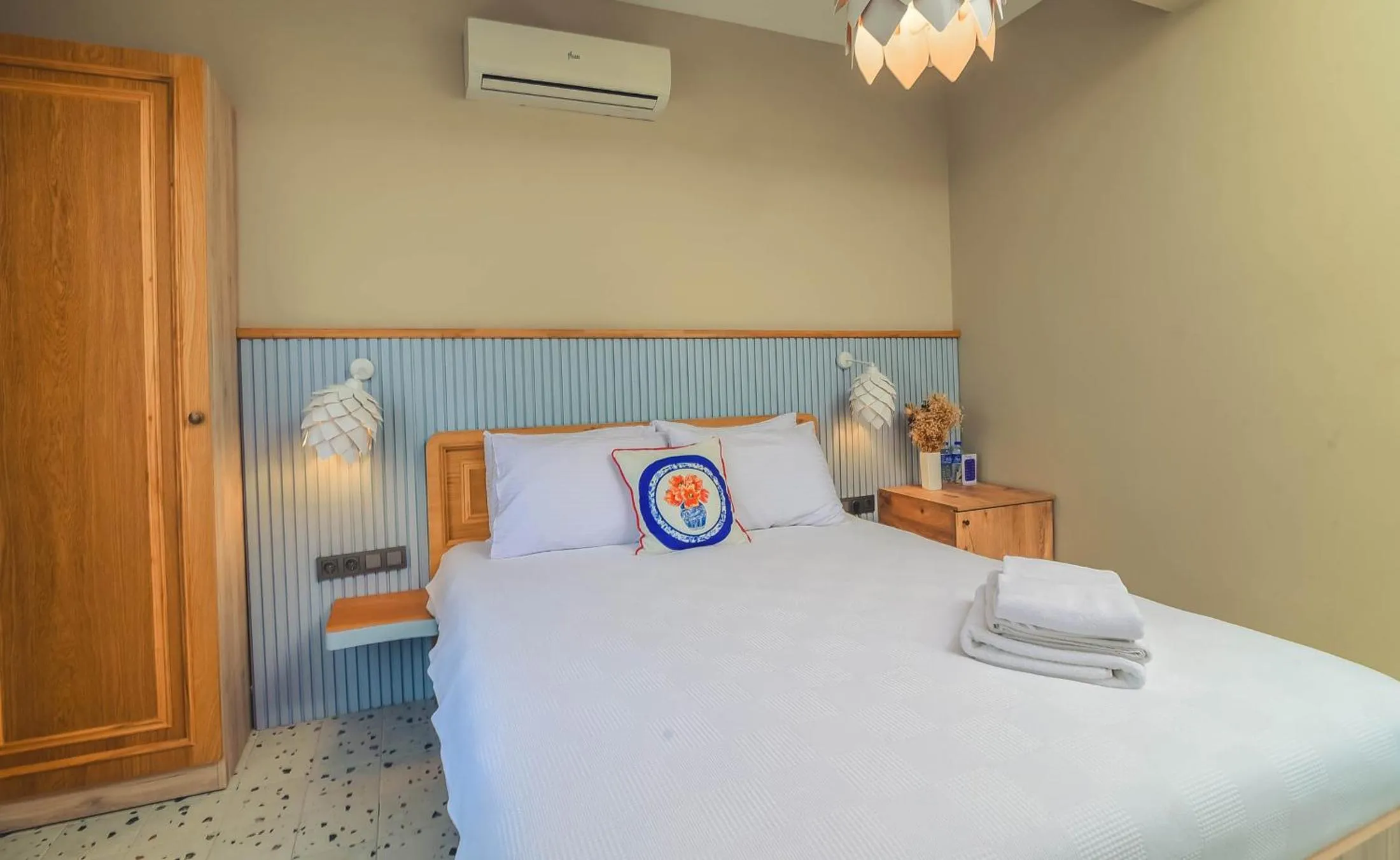 Photo of the whole room in Sulty's Avlu