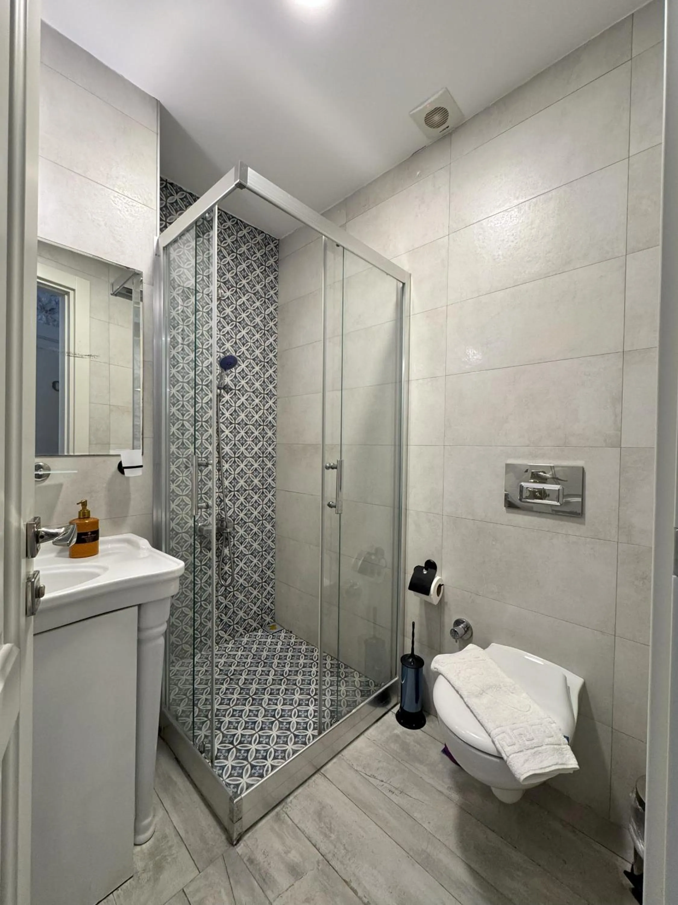 Shower in Sulty's Avlu