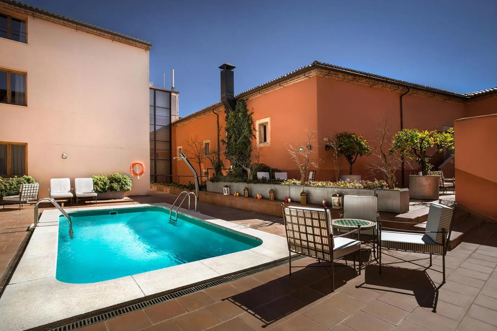 Swimming pool in Izan Trujillo