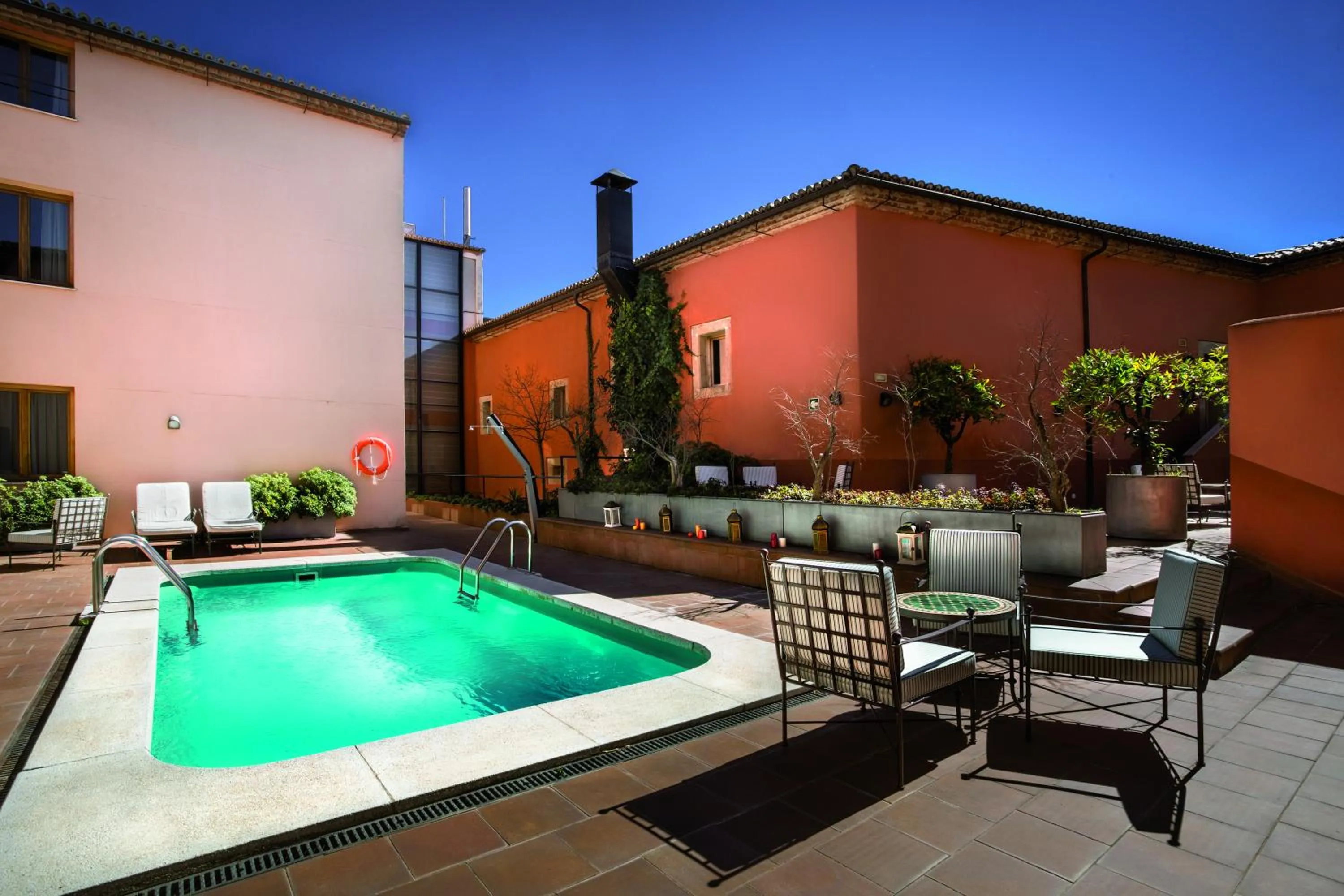 Swimming pool in Izan Trujillo