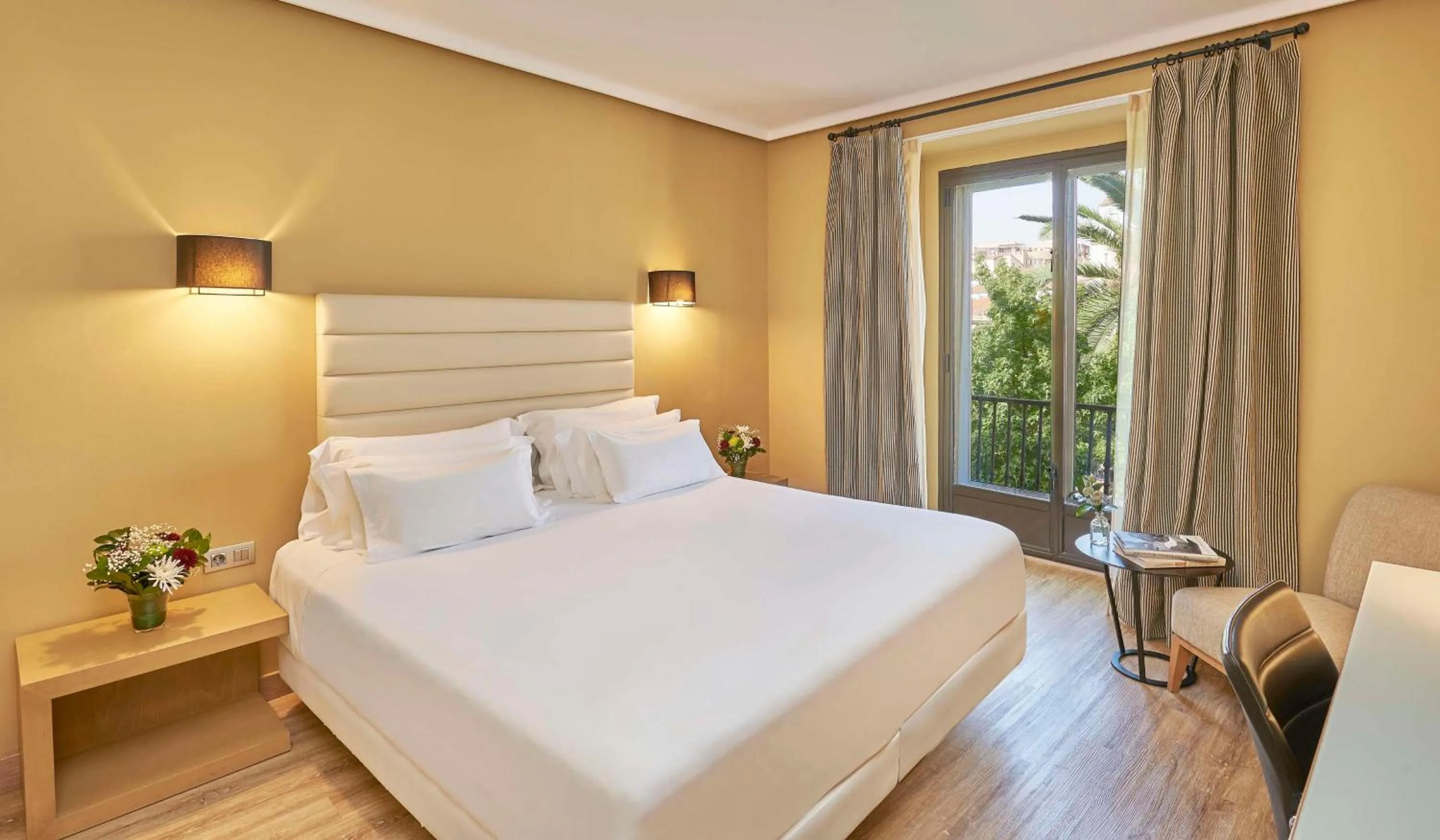 Photo of the whole room, Bed in NH Collection Cáceres Palacio de Oquendo