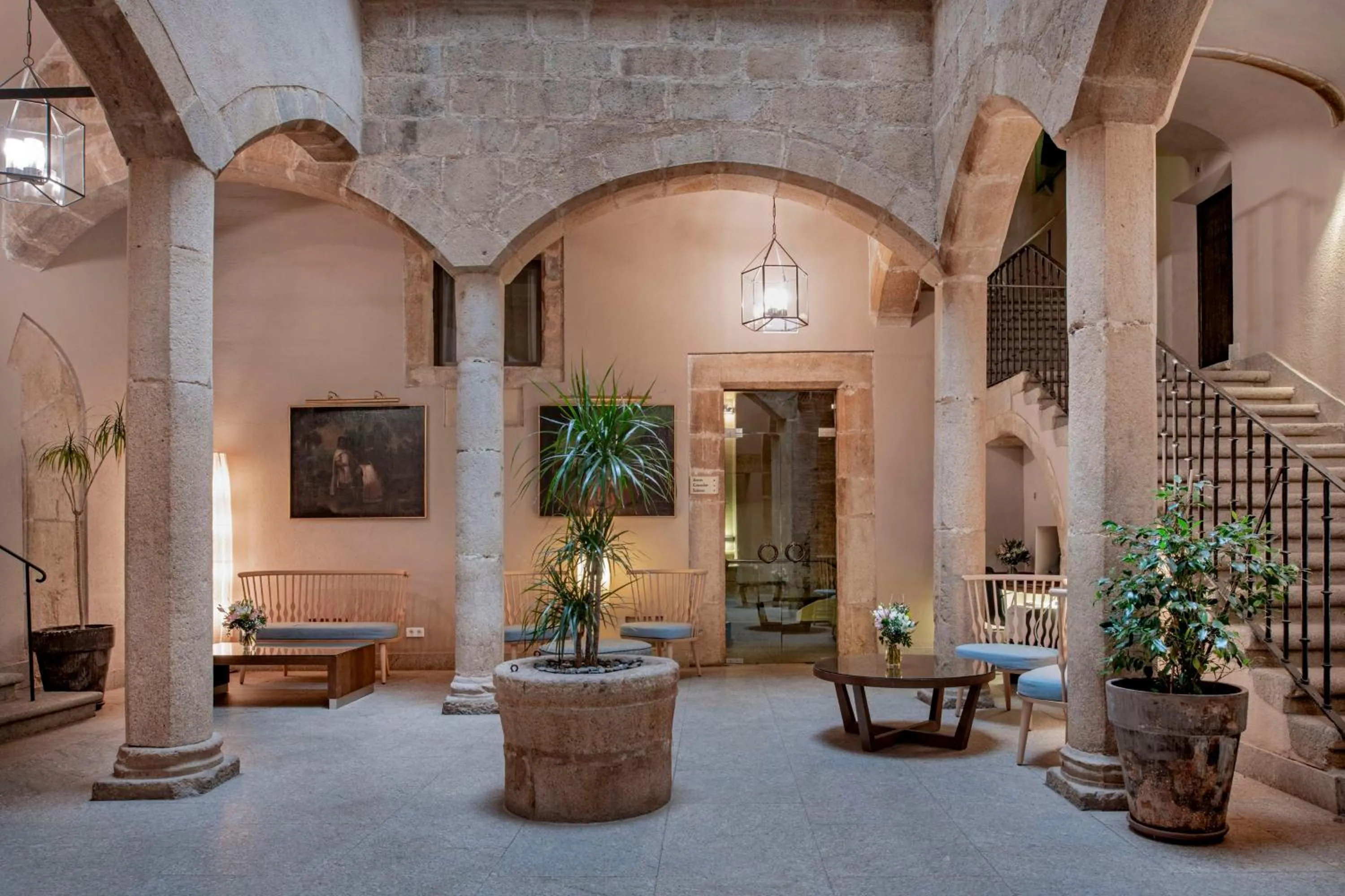 Lobby or reception in NH Collection Cáceres Palacio de Oquendo