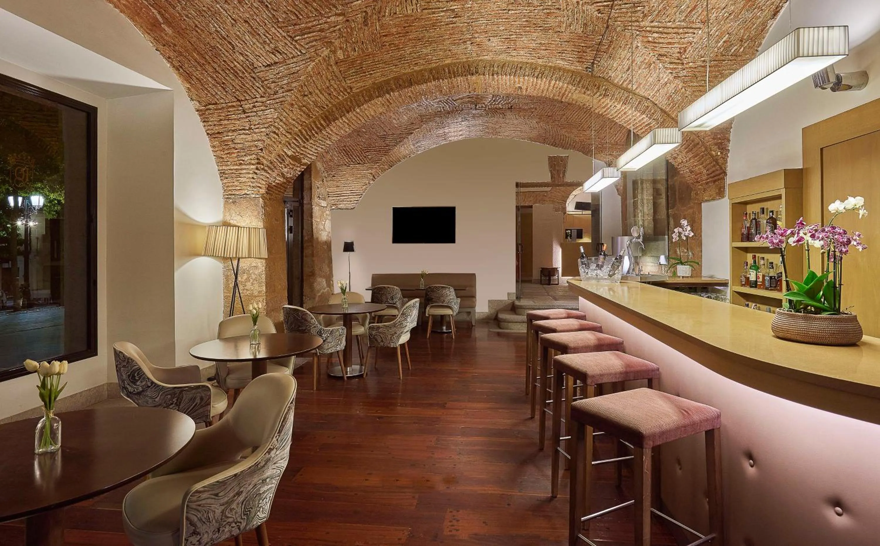 Lounge or bar in NH Collection Cáceres Palacio de Oquendo