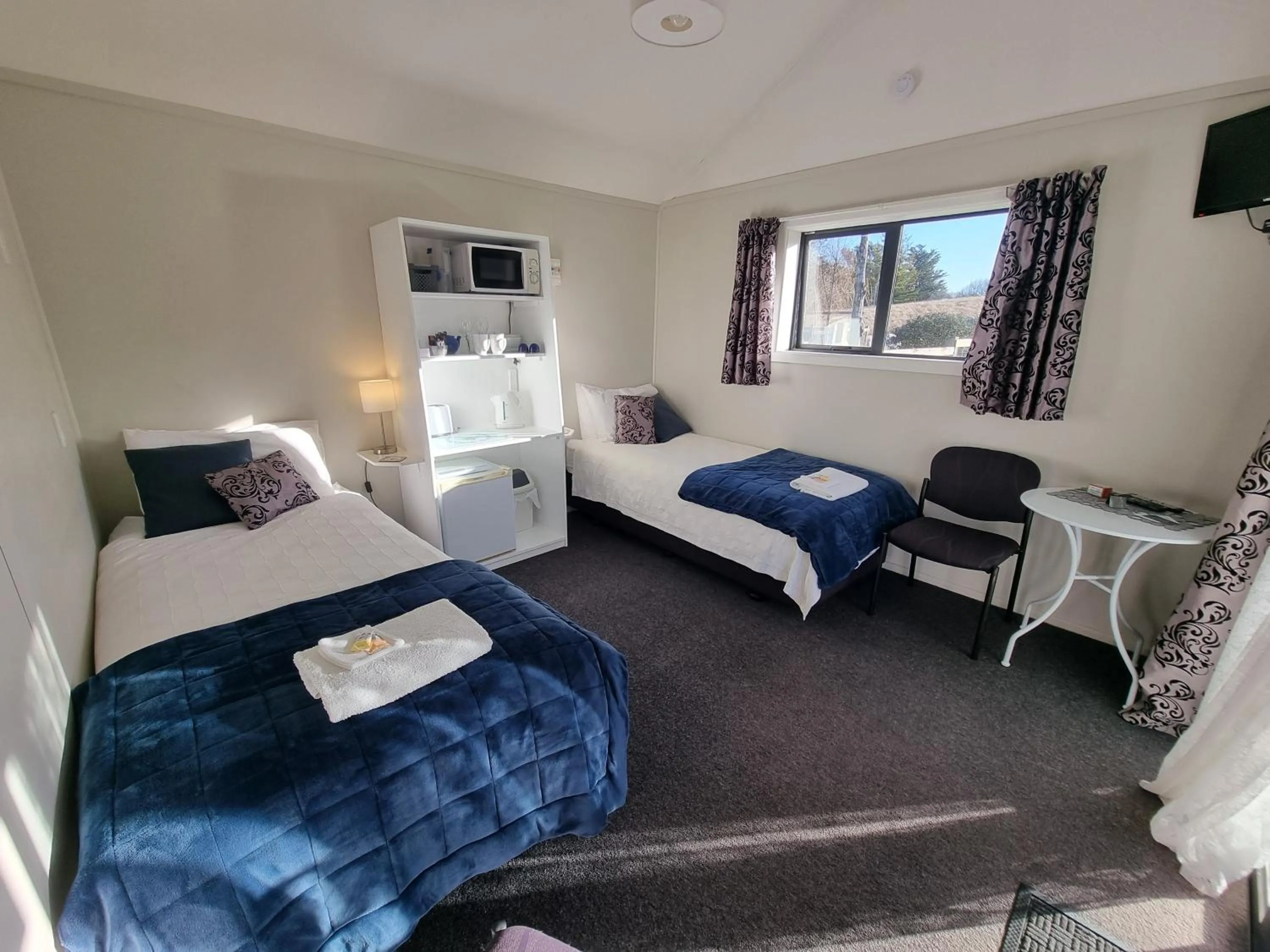 Property building, Bed in Cheviot Motels, Cabins and Camp