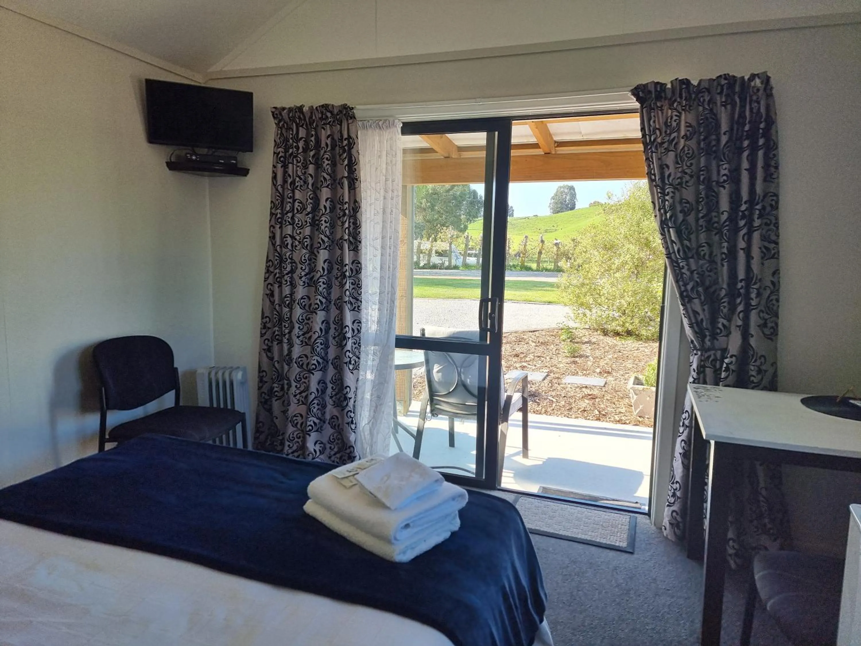 Garden view, Bed in Cheviot Motels, Cabins and Camp