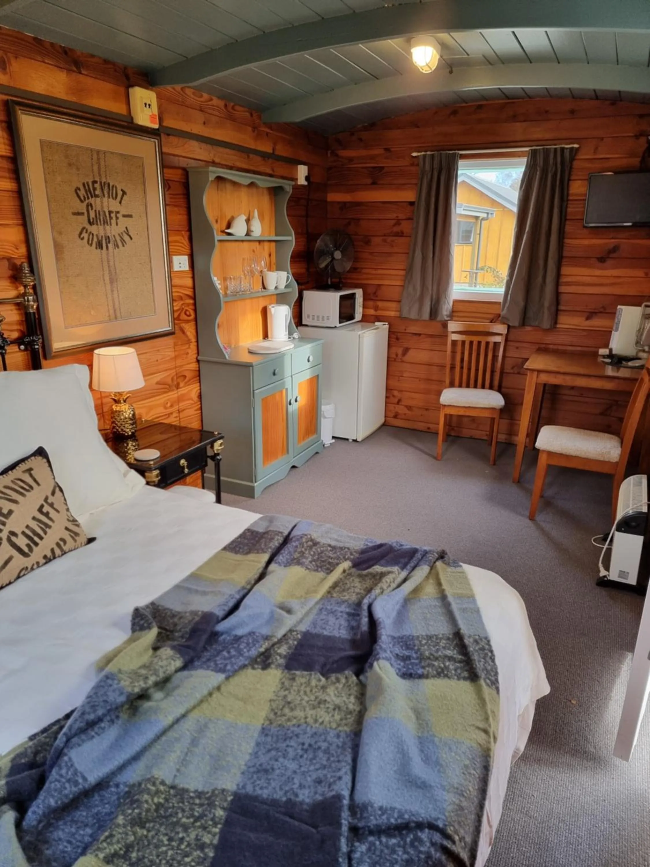Property building, Bed in Cheviot Motels, Cabins and Camp