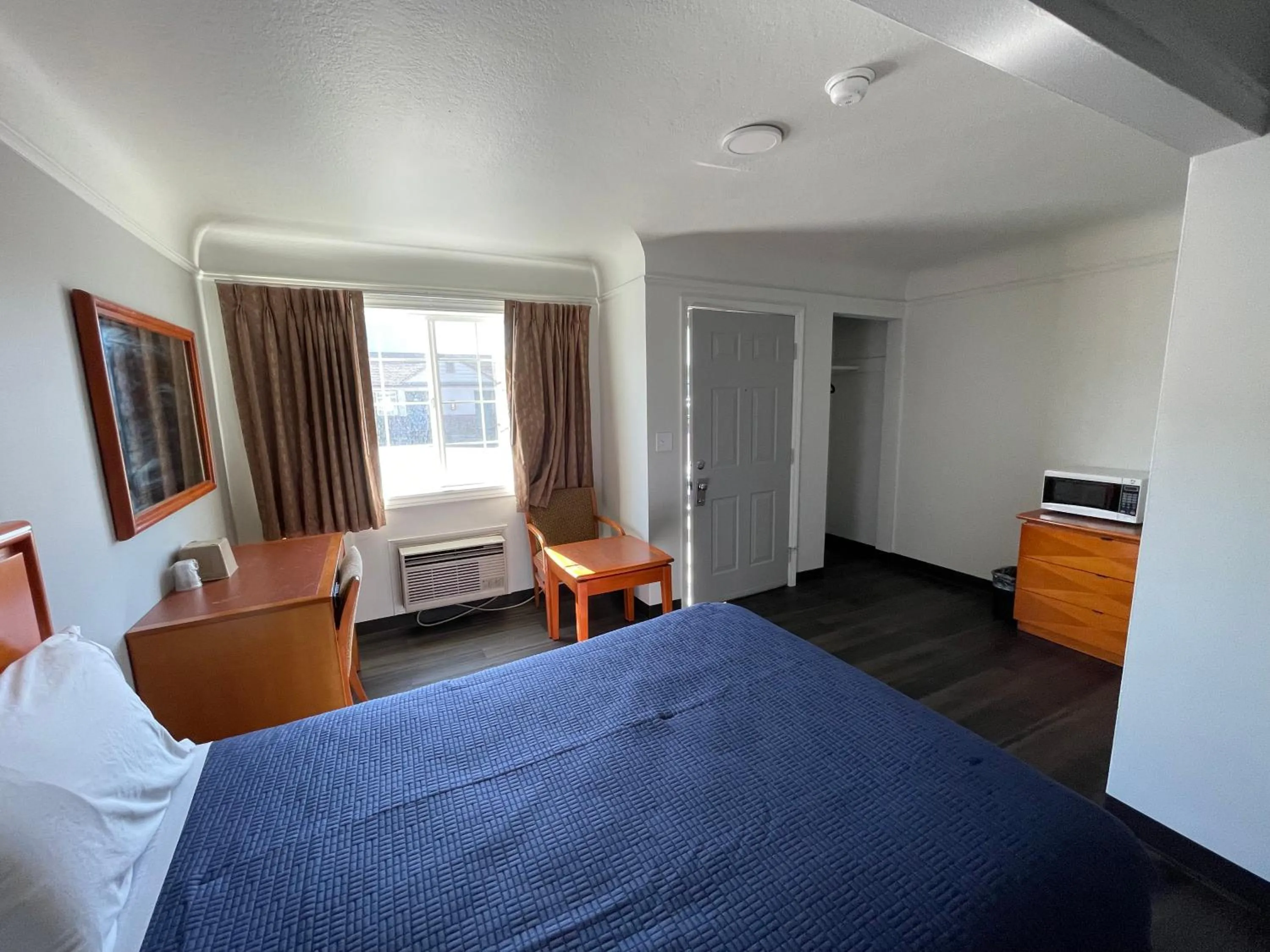 Photo of the whole room, Bed in Holiday Motel