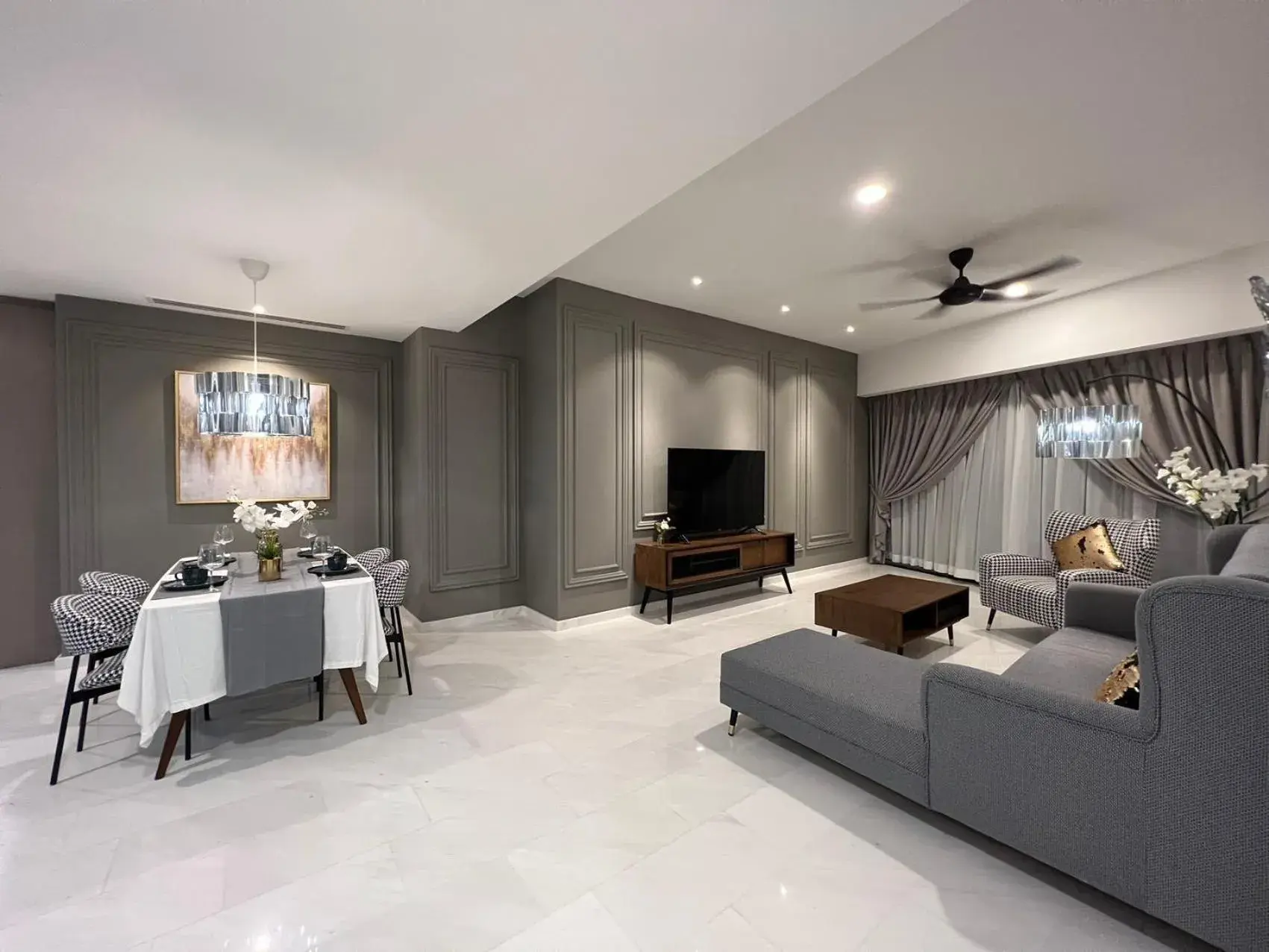 Deluxe Family Suite in The Eaton Residences by Times 8 Deluxe Family Suite in The Eaton Residences by Times 8