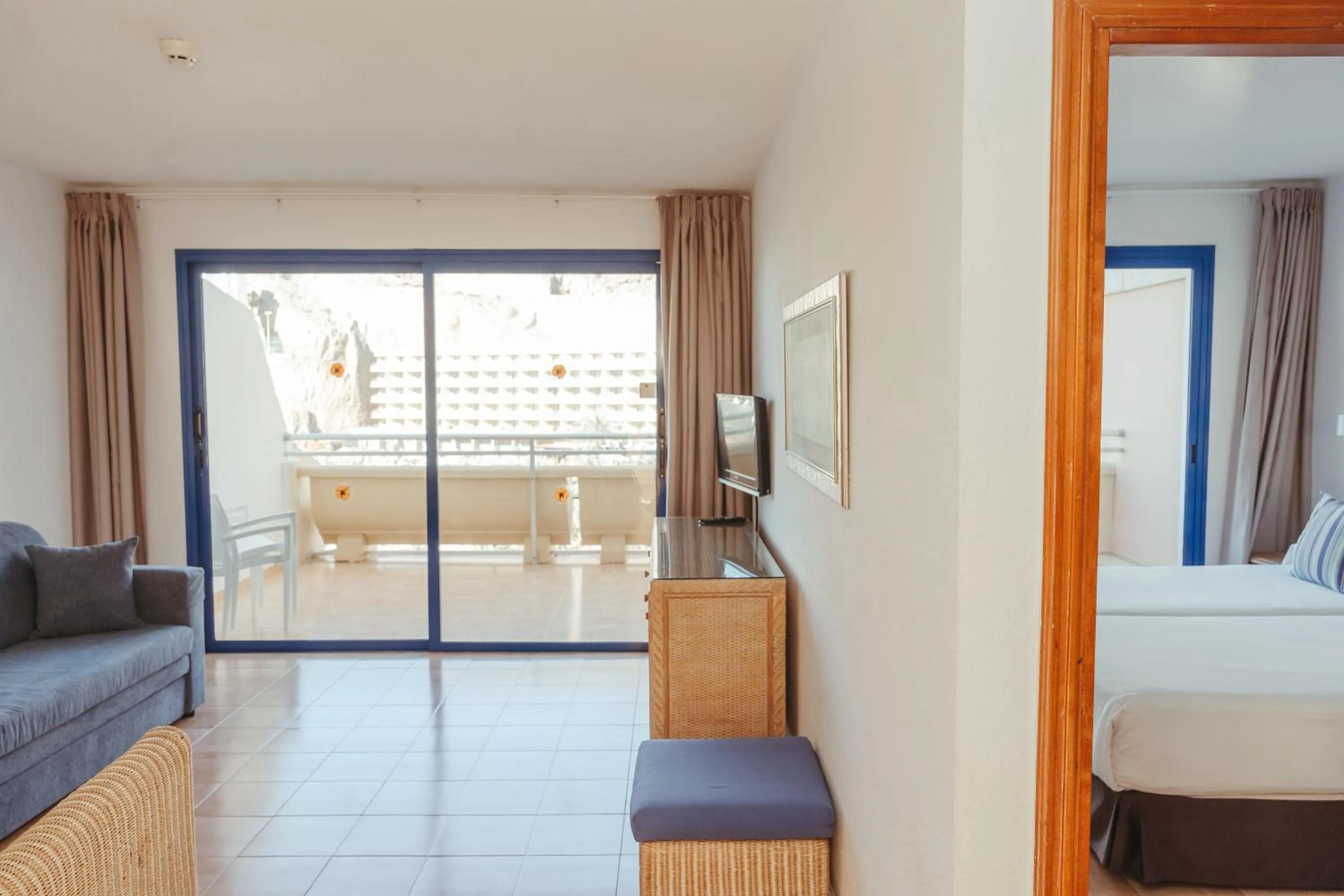 Living room, Bed in Hotel LIVVO Lago Taurito & Aquapark