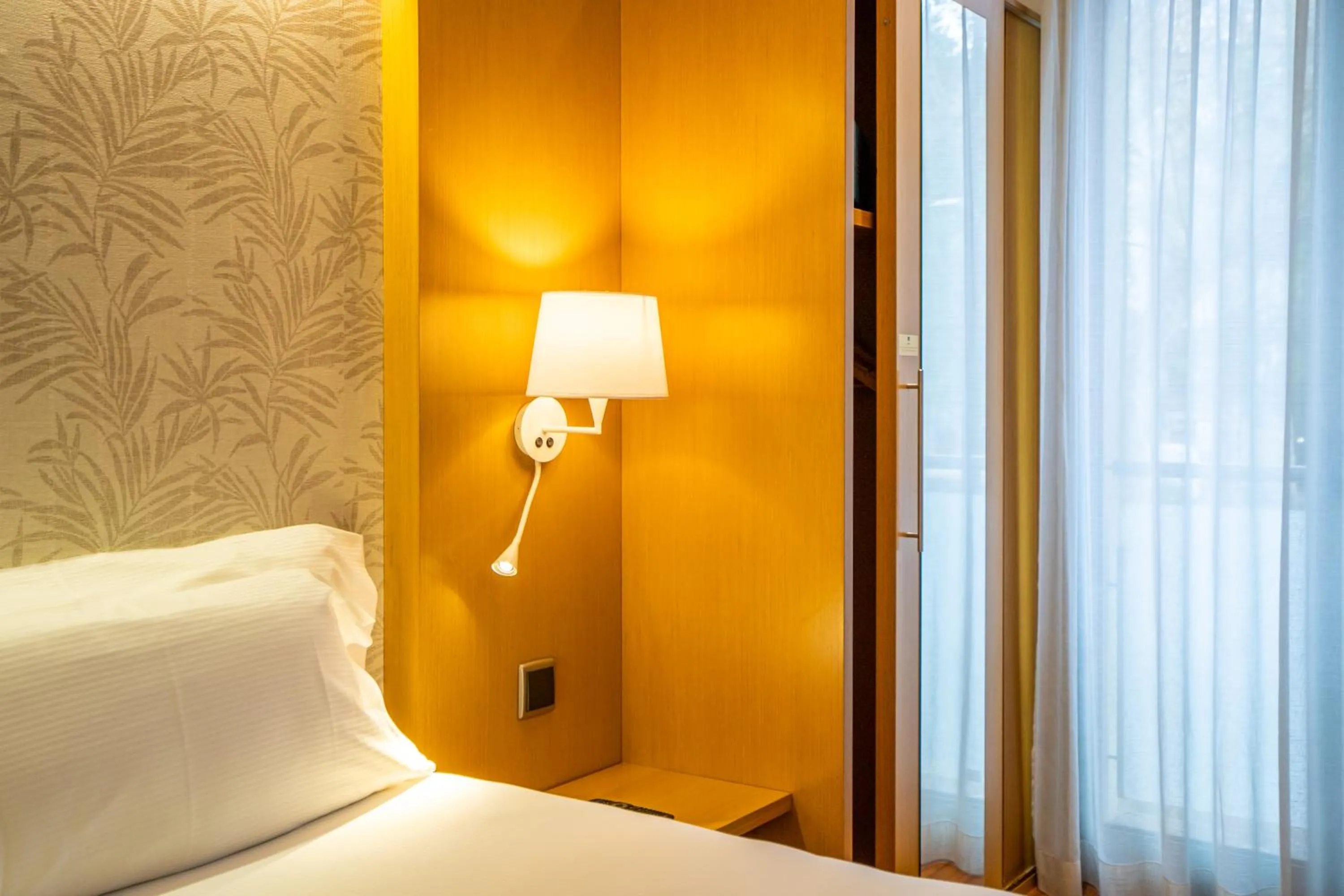 wardrobe, Bed in Abba Rambla Hotel