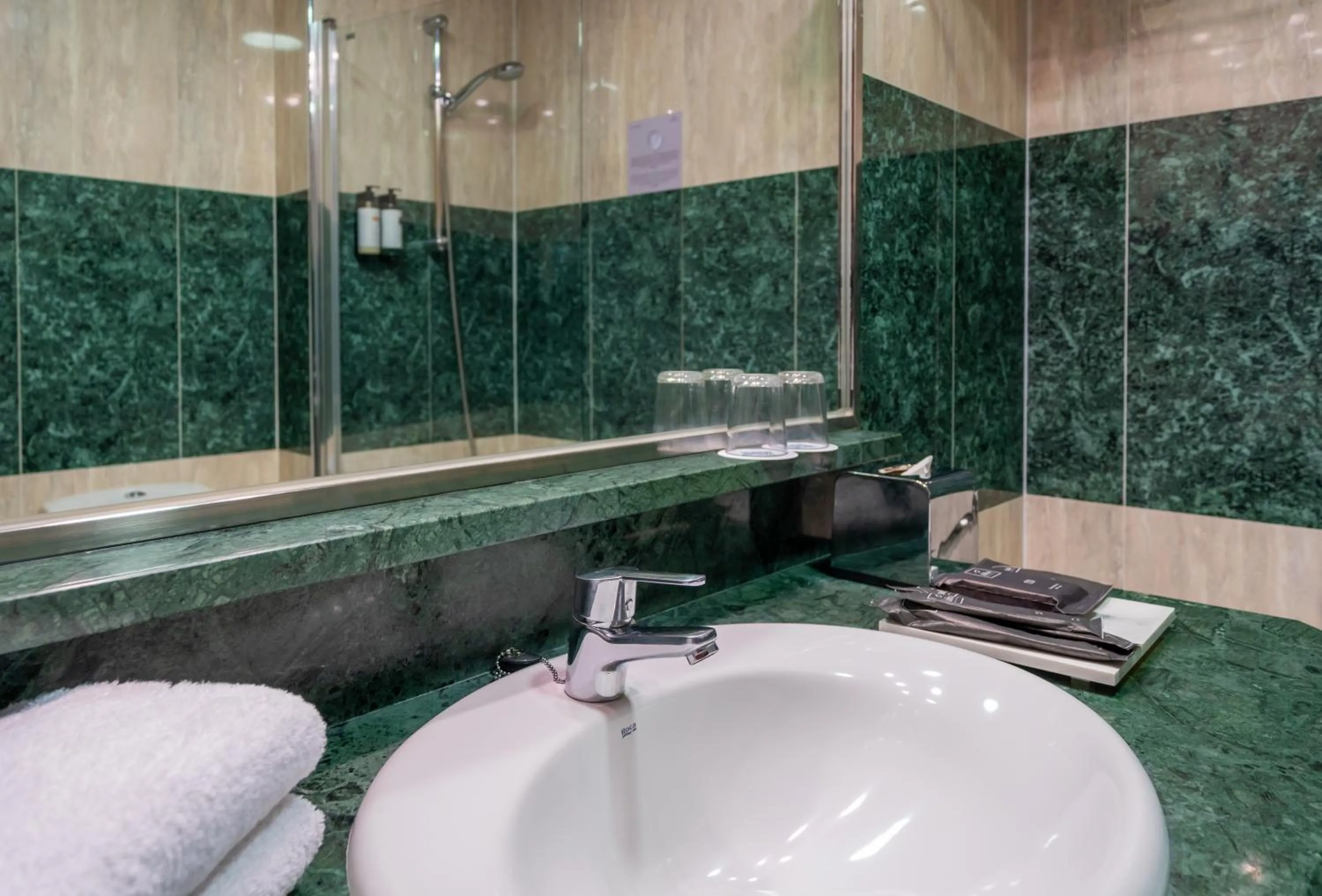 Bathroom in Abba Rambla Hotel