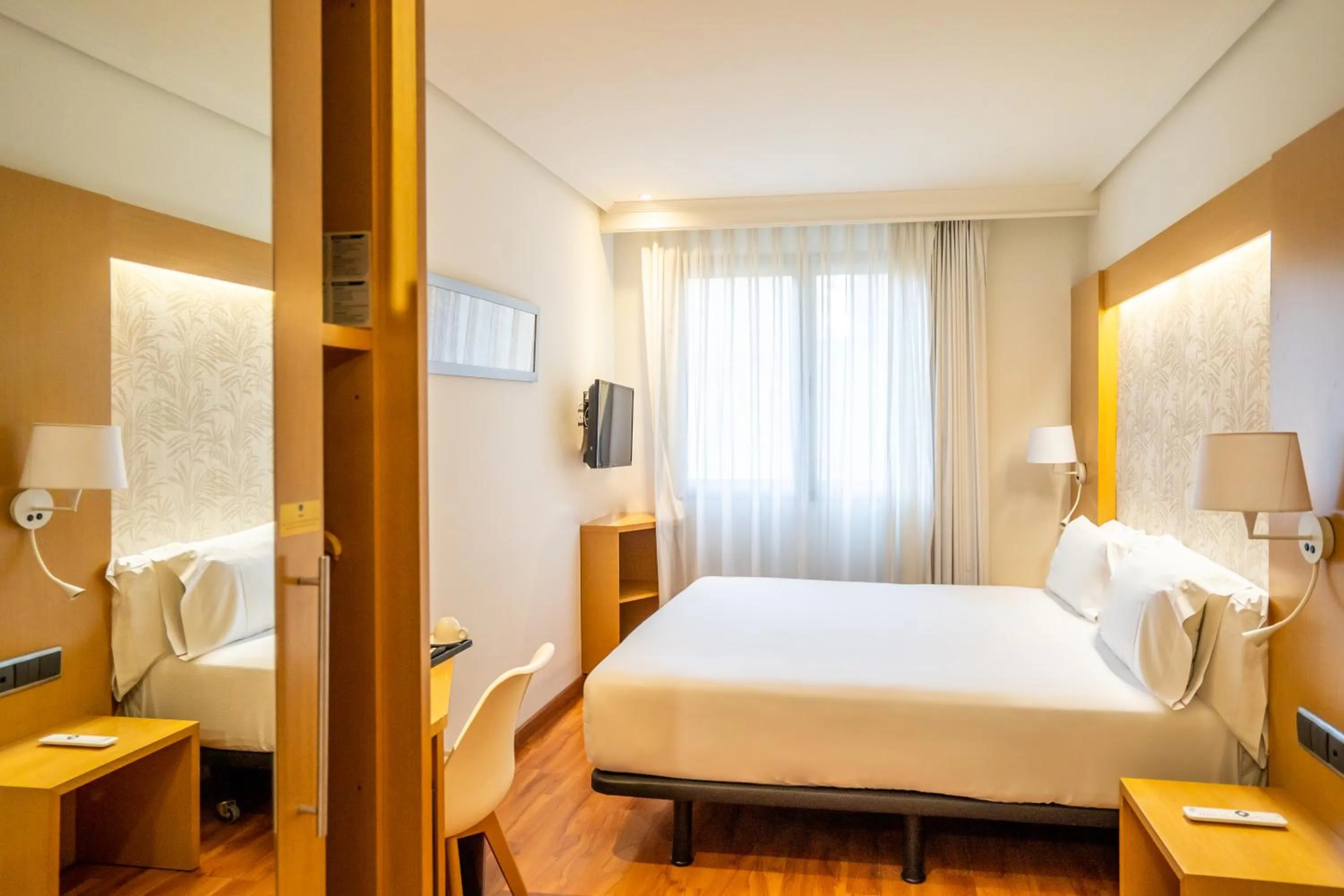 wardrobe, Bed in Abba Rambla Hotel