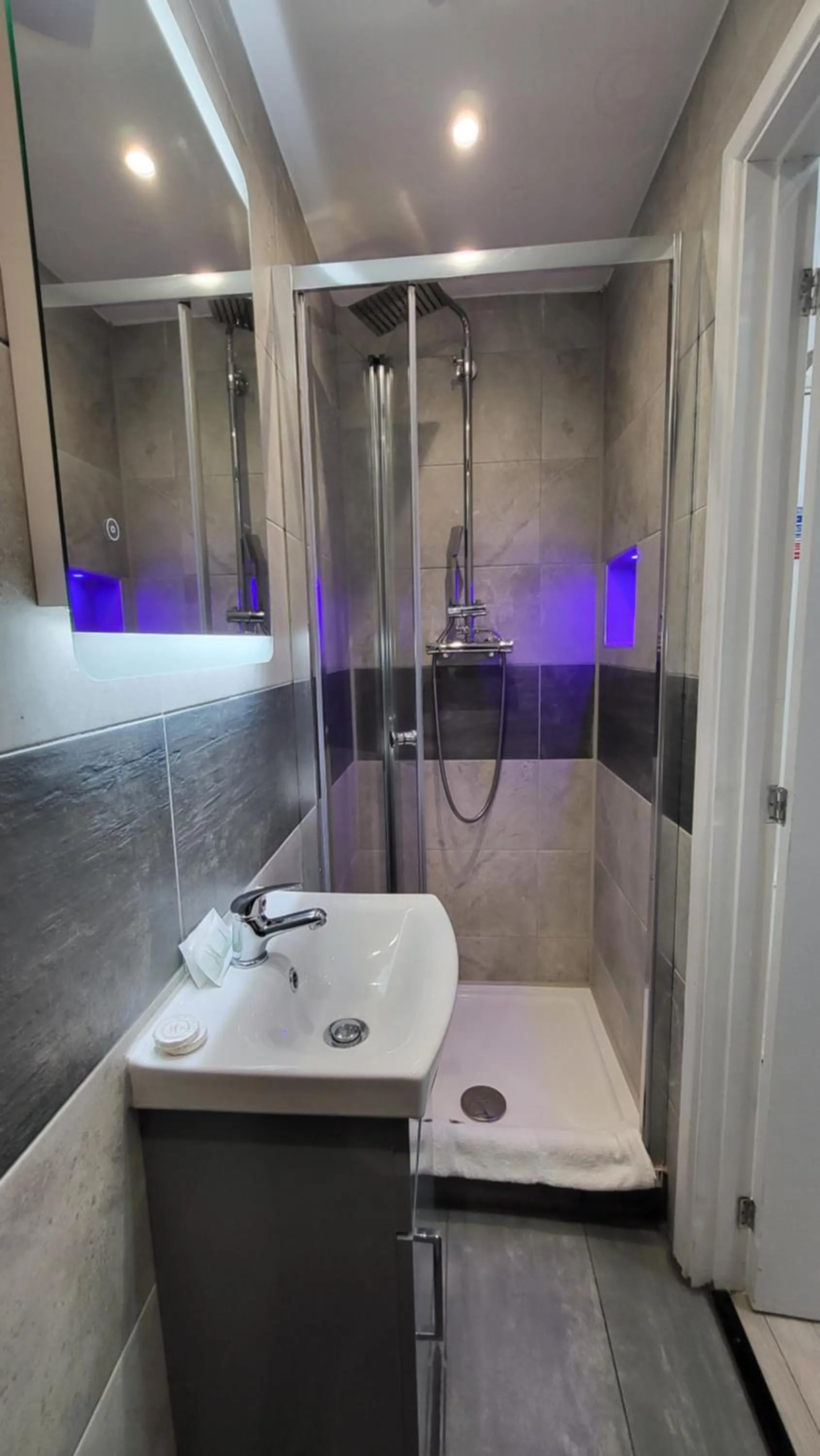 Bathroom in Argyle Square Hotel