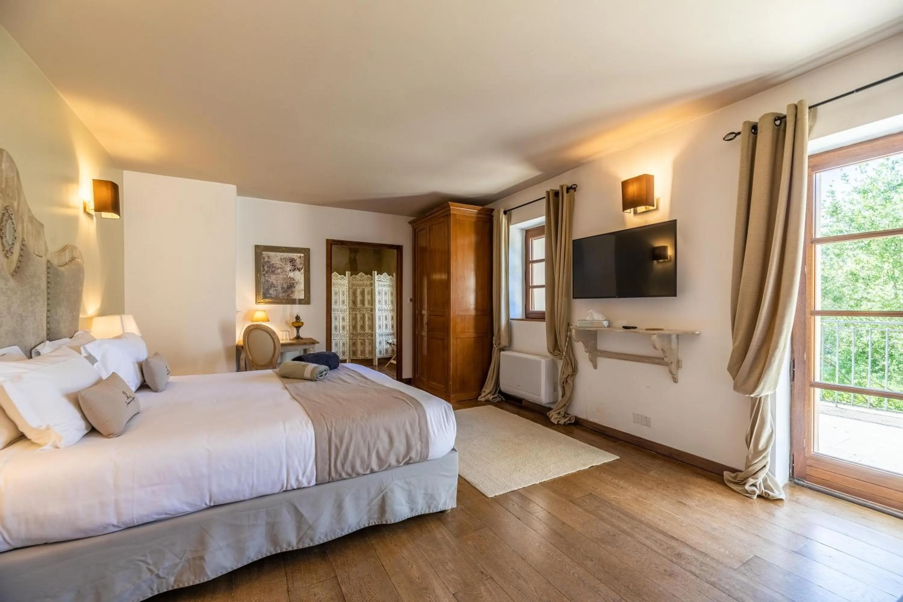 Communal lounge/ TV room, Bed in Domaine du Reginu