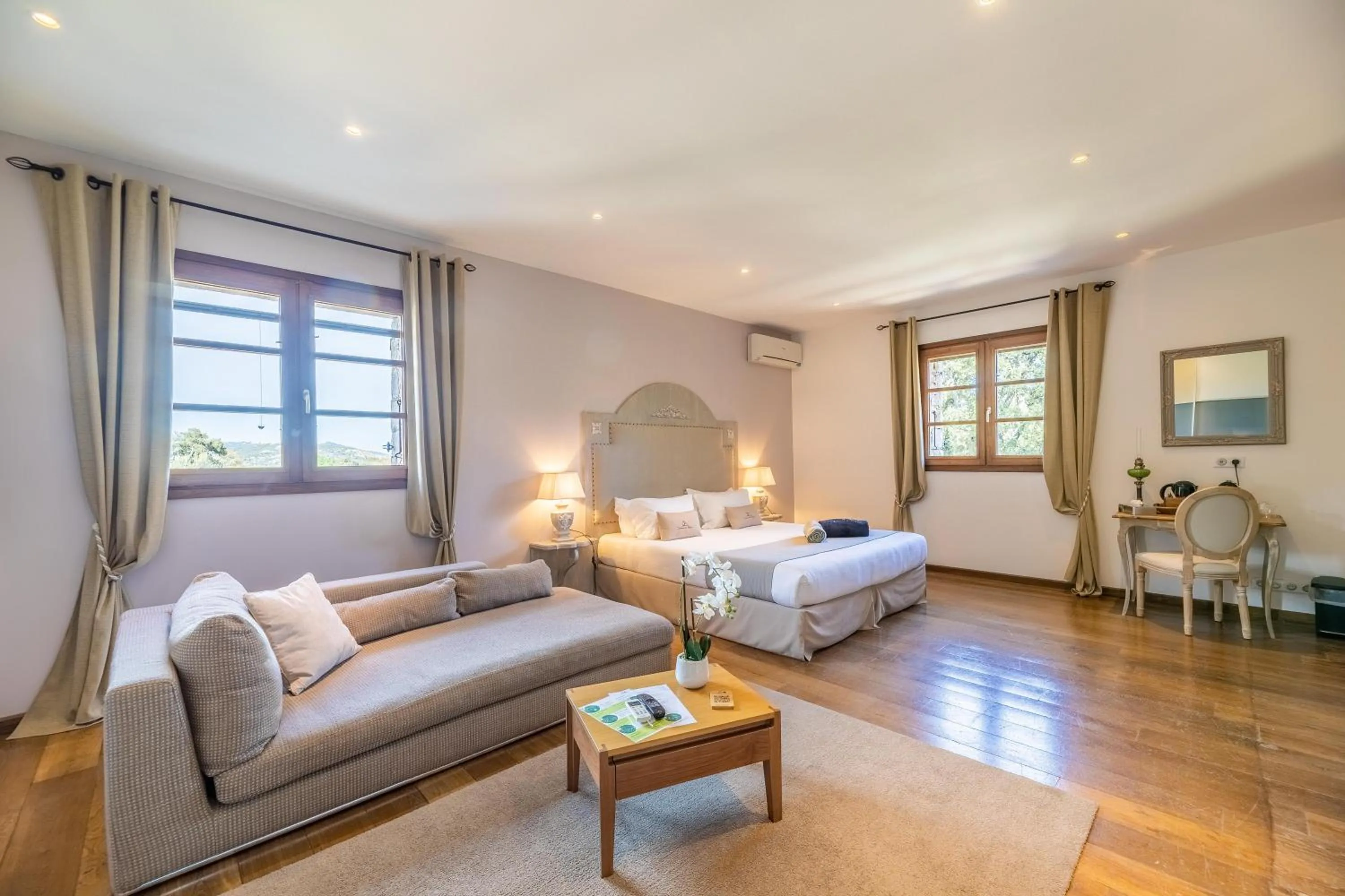 Photo of the whole room, Bed in Domaine du Reginu