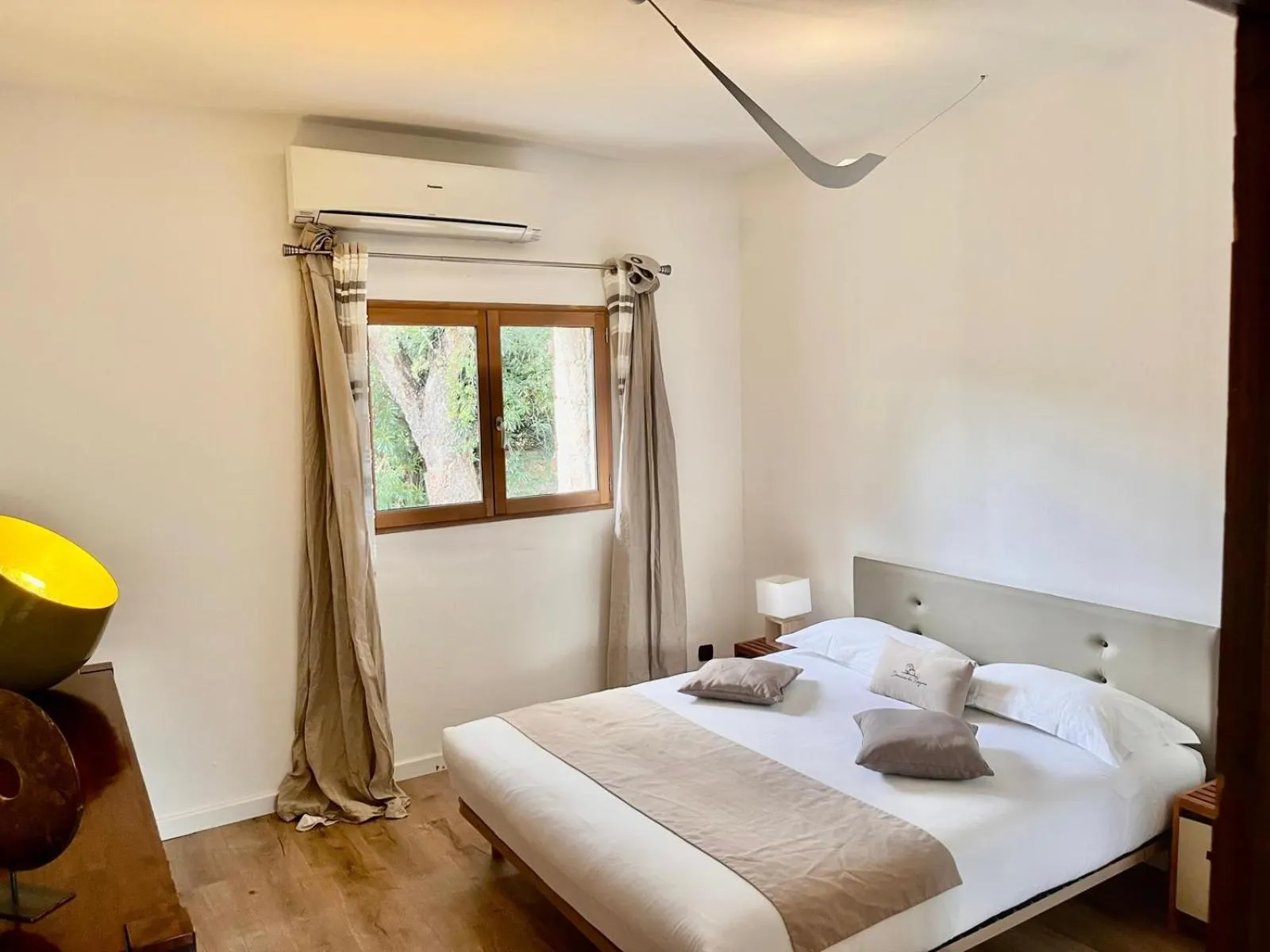 Photo of the whole room, Bed in Domaine du Reginu