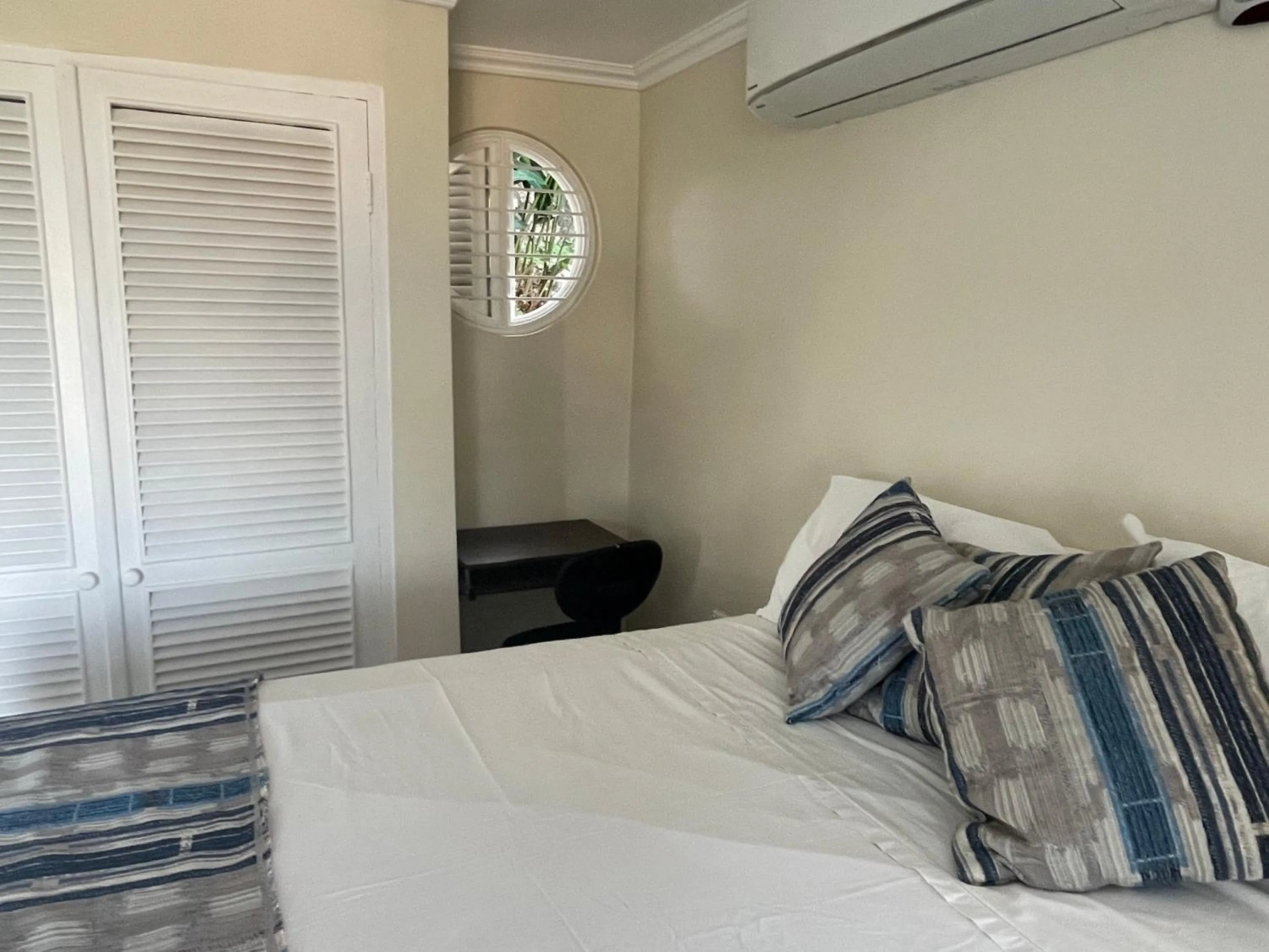 Bedroom, Bed in Hummingbird Retreat - Luxury Oceanview Apt, 7-Minute Walk to Beach