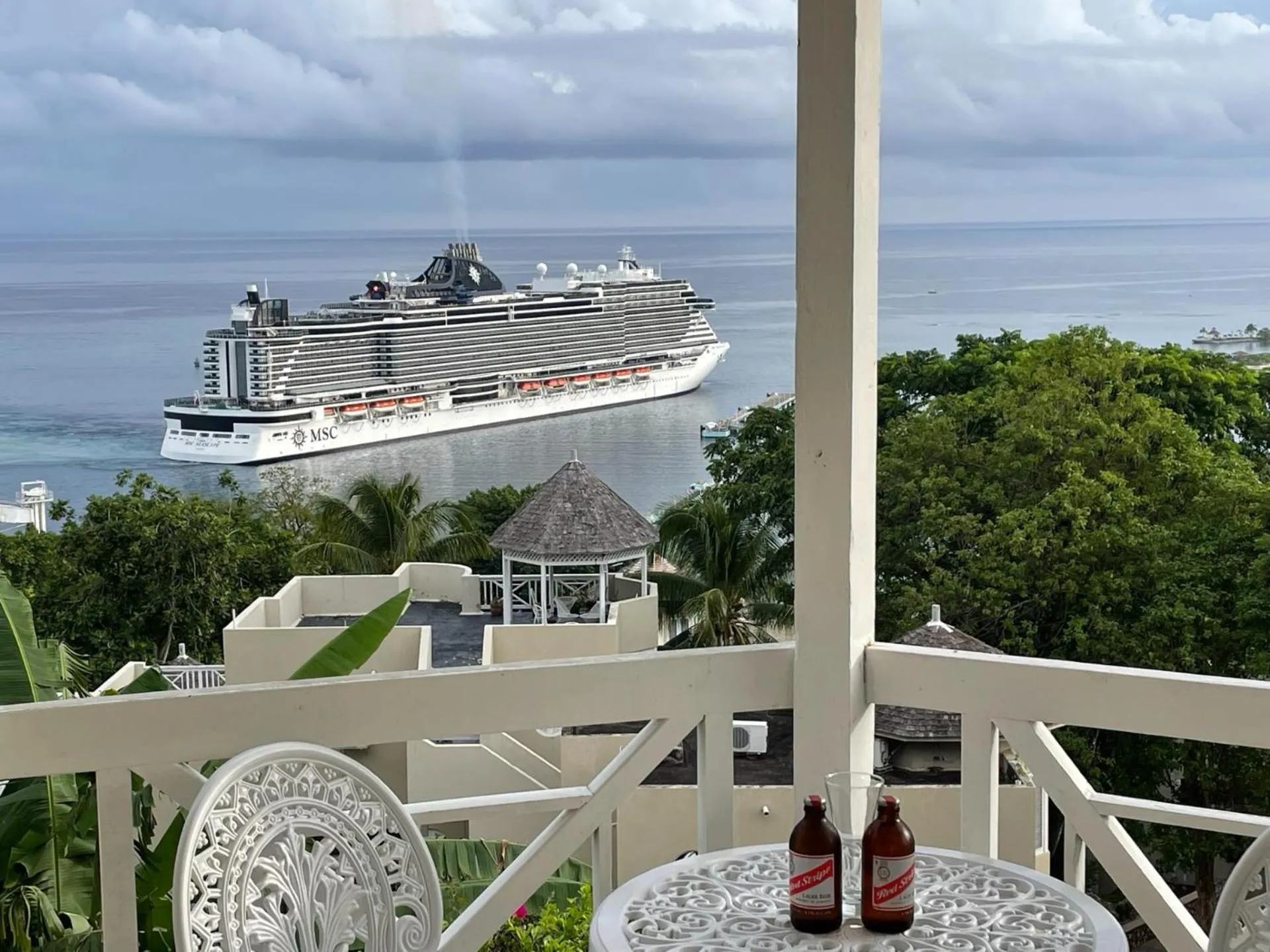 Hummingbird Retreat - Luxury Oceanview Apt, 7-Minute Walk to Beach