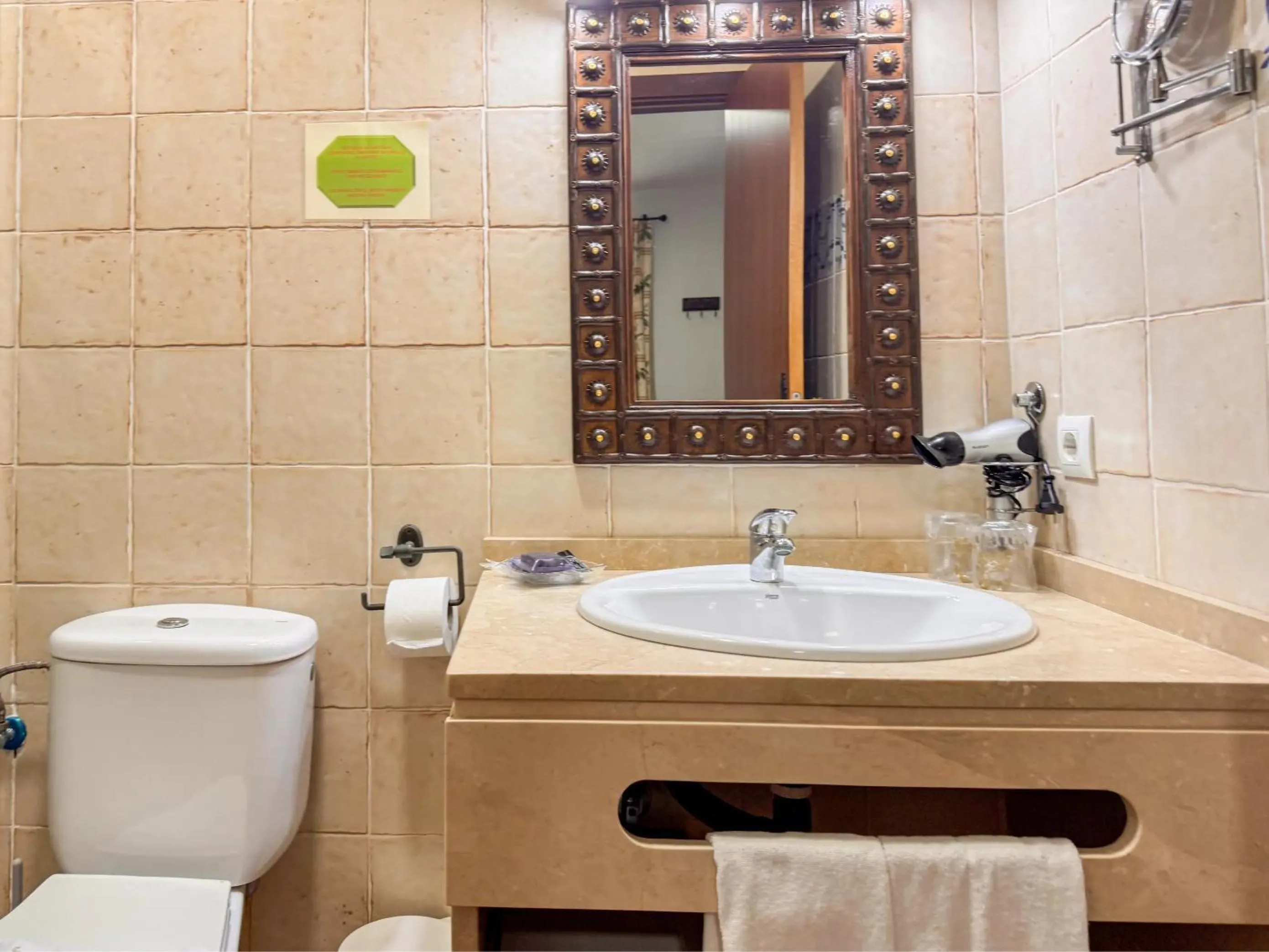 Toilet in Hotel Valsequillo