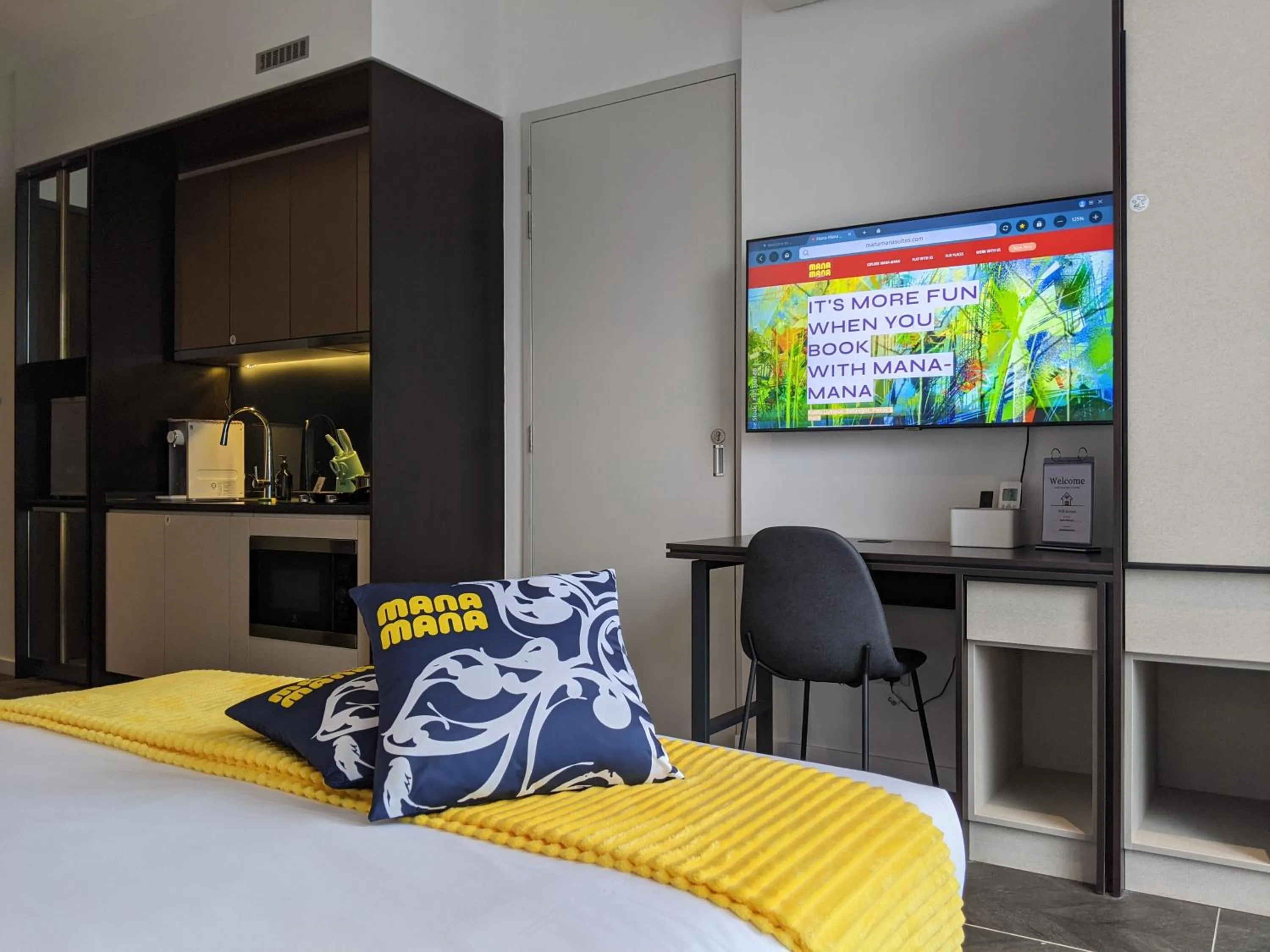 Bed in Scarletz Mana-Mana Suites KLCC