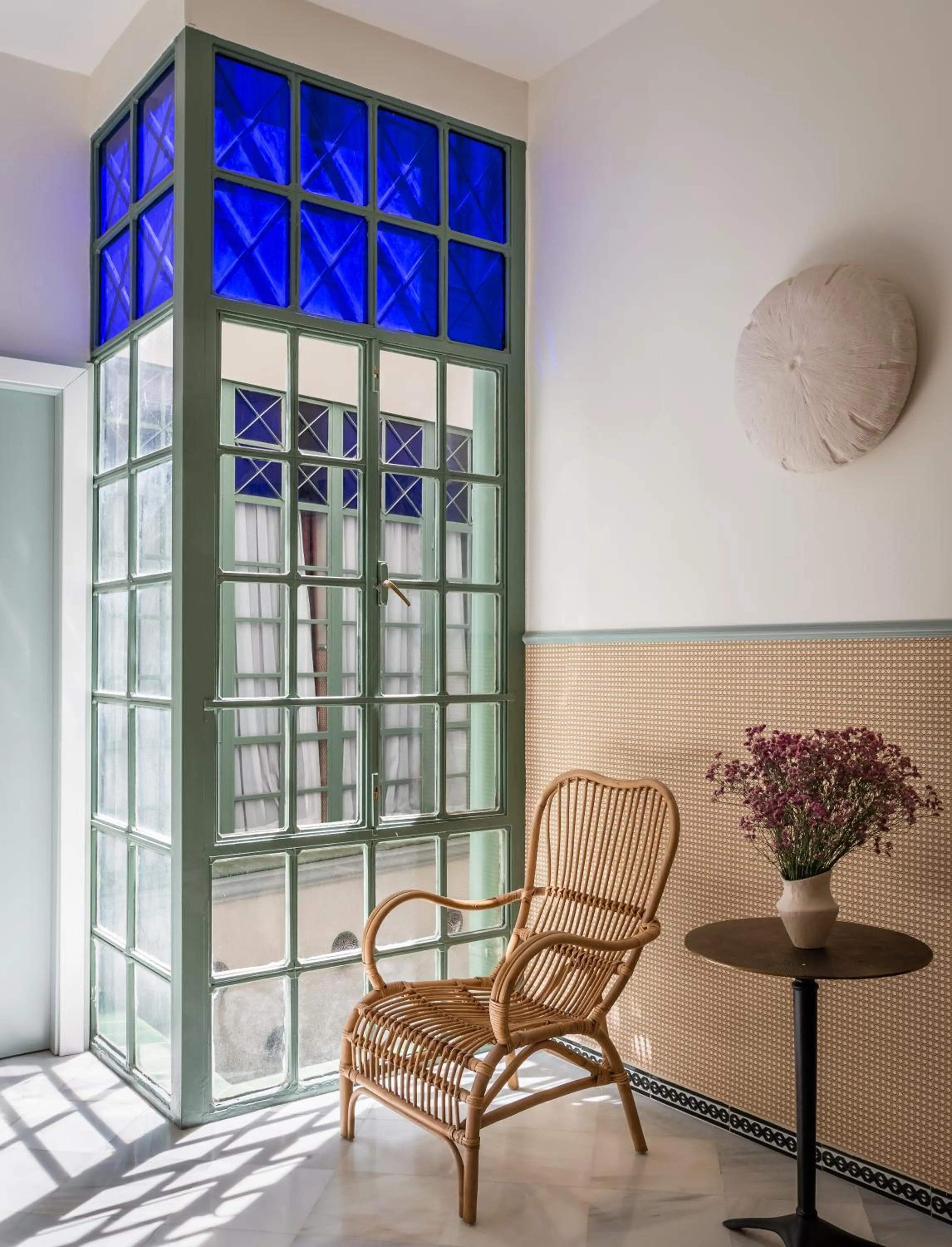 Seating area in BYPILLOW Abril