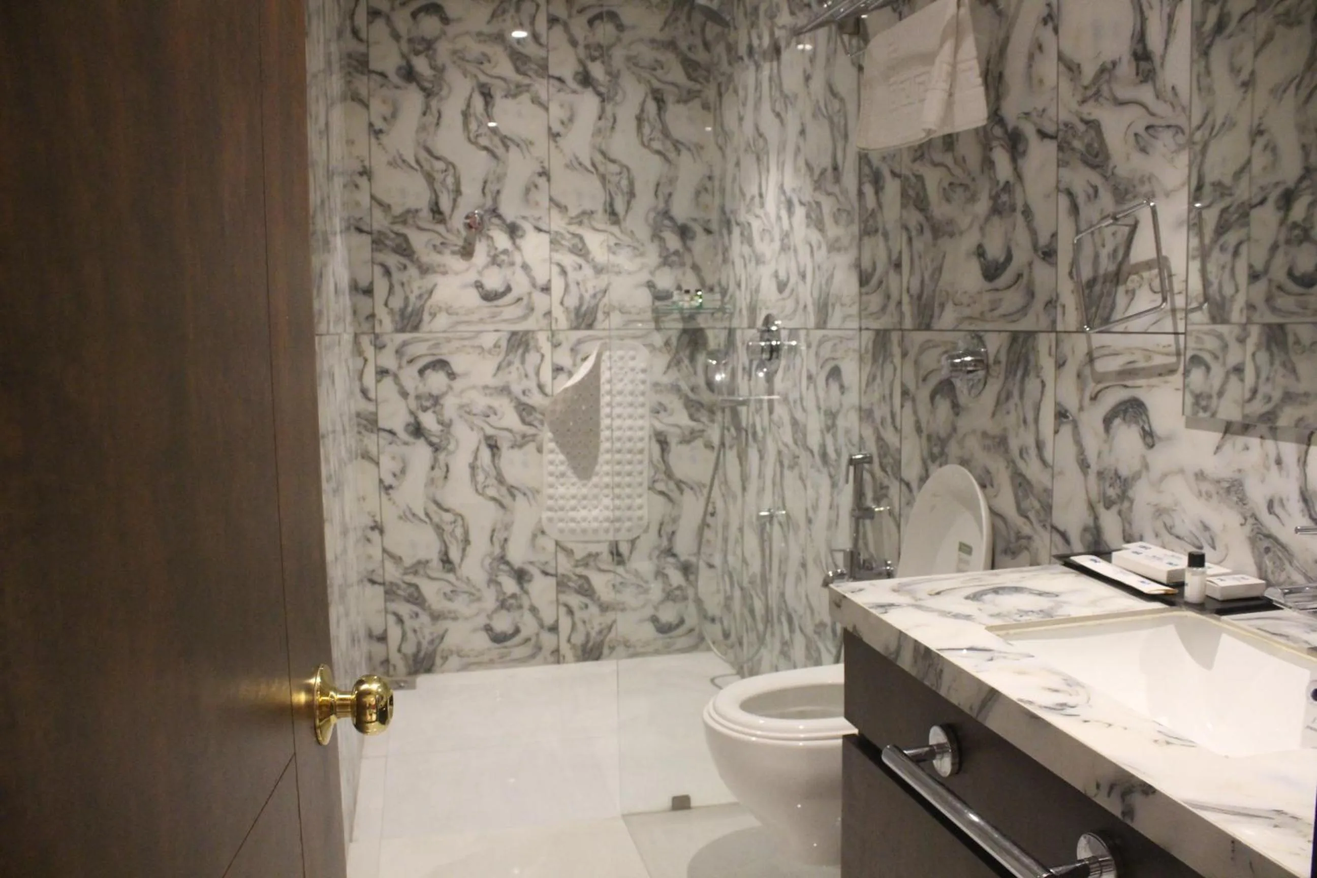 Shower in Hotel Madhuban