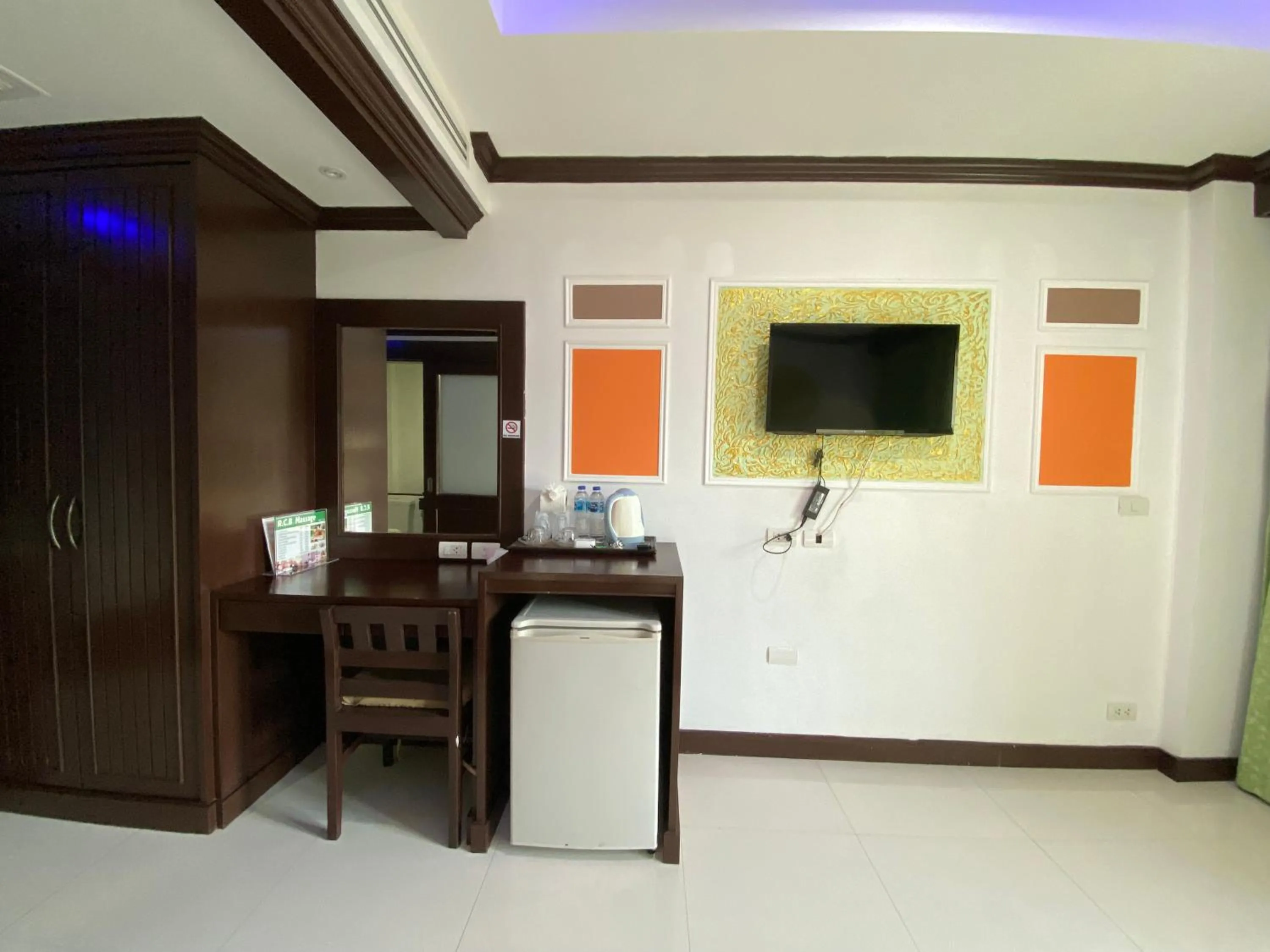 TV and multimedia in 77 Patong Hotel & Spa