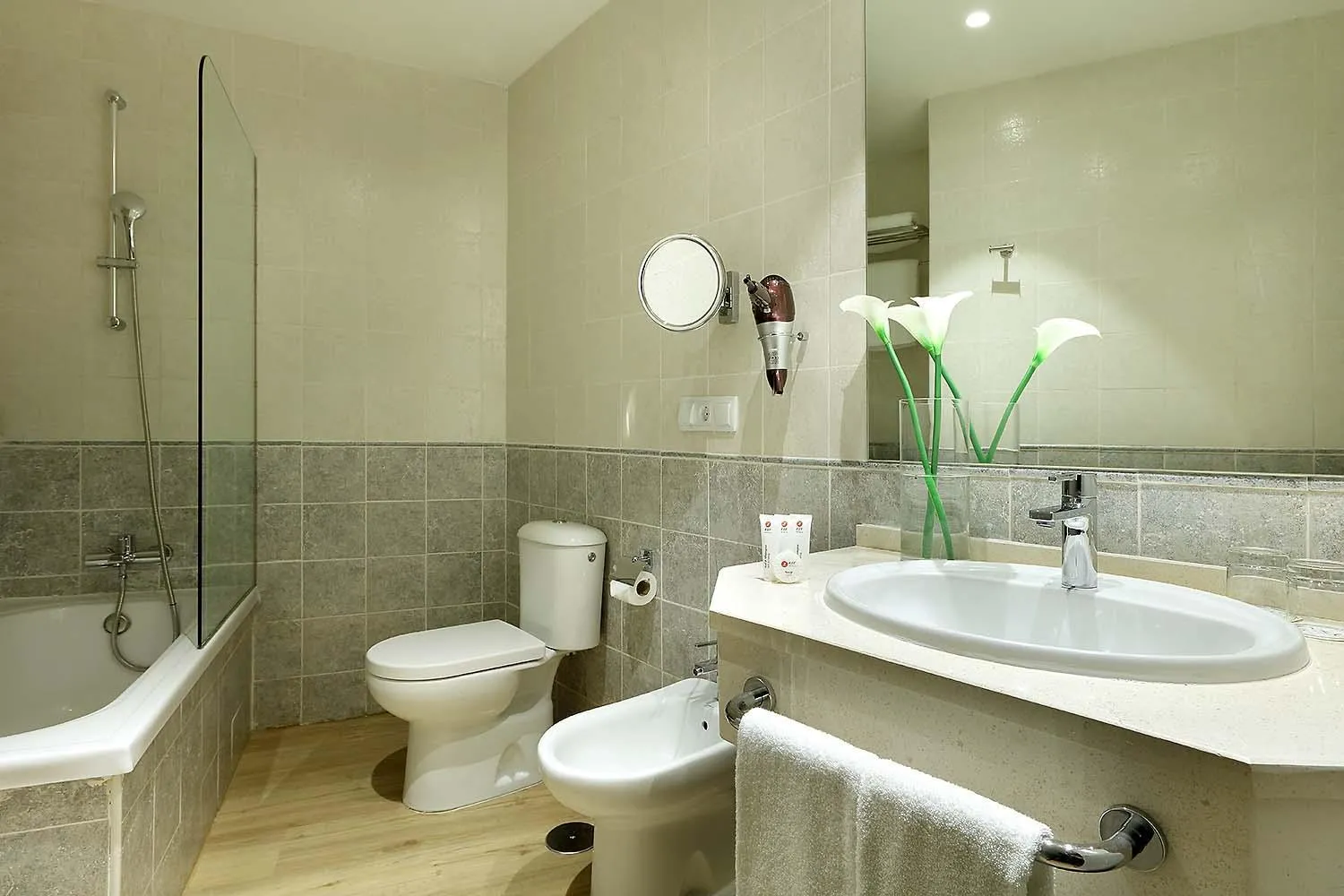 Bathroom in Exe Isla Cartuja