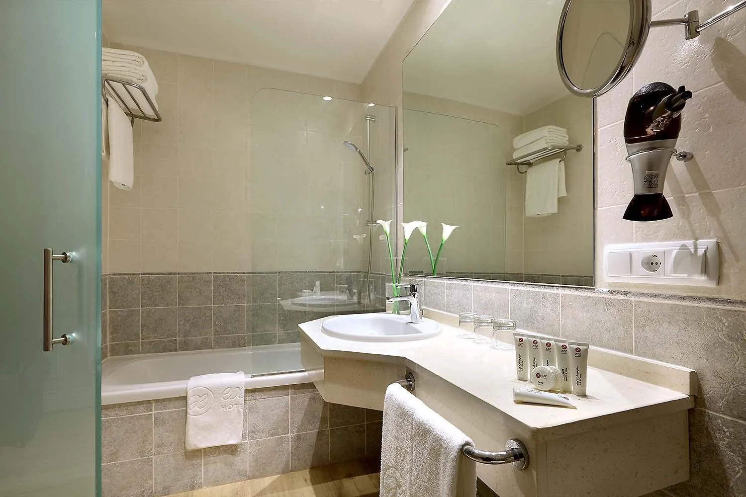 Shower in Exe Isla Cartuja