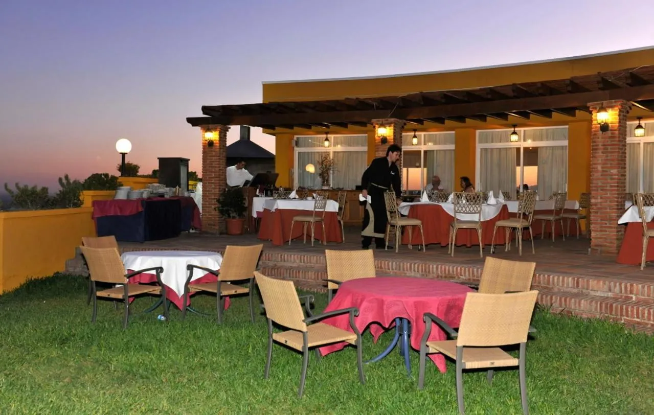 Restaurant/places to eat in Hotel Salobreña Suites