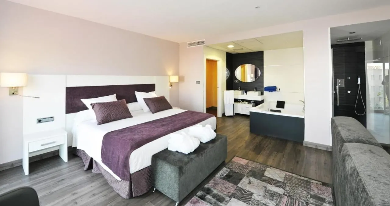 Bedroom, Bed in Hotel Salobreña Suites