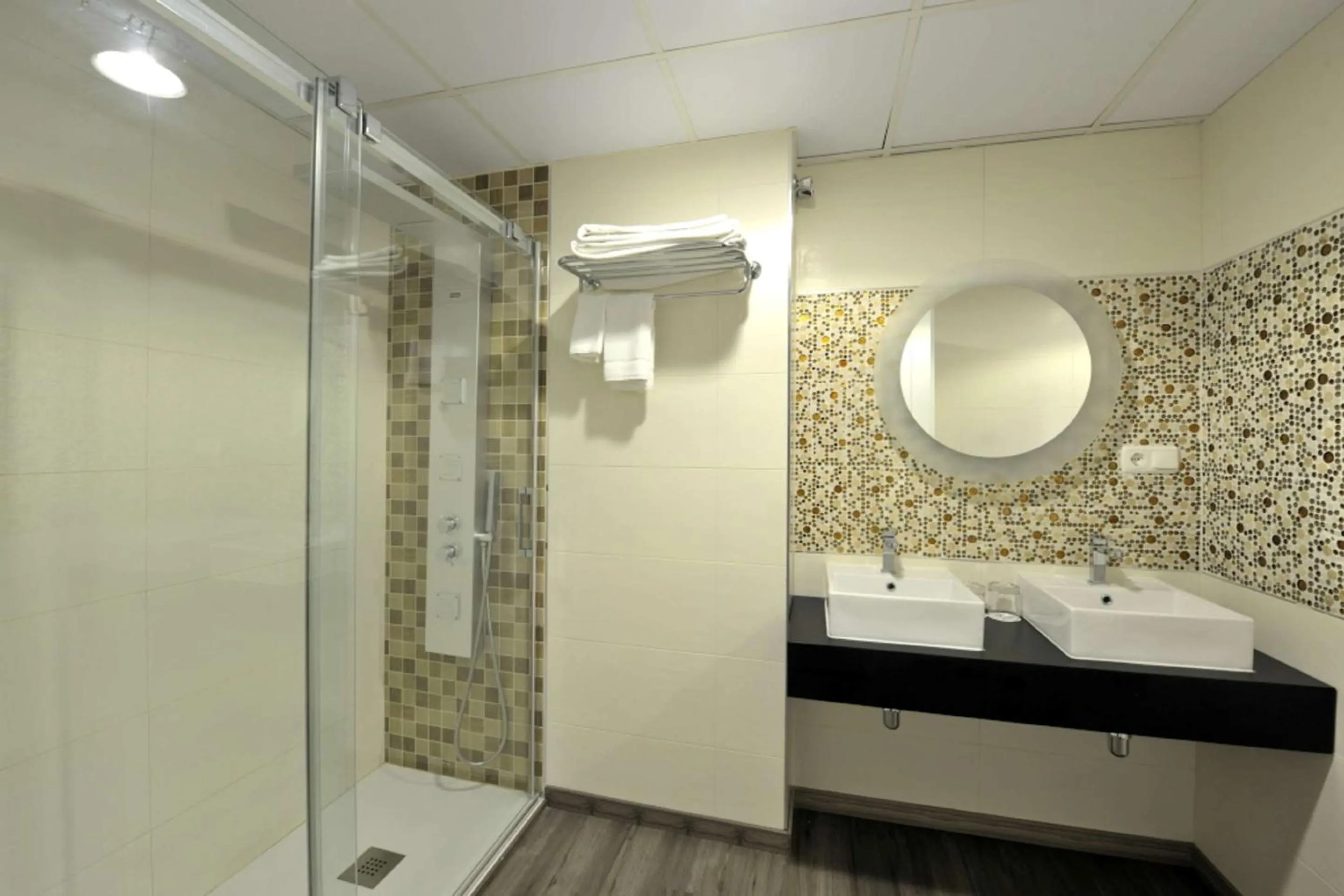 Photo of the whole room in Hotel Salobreña Suites