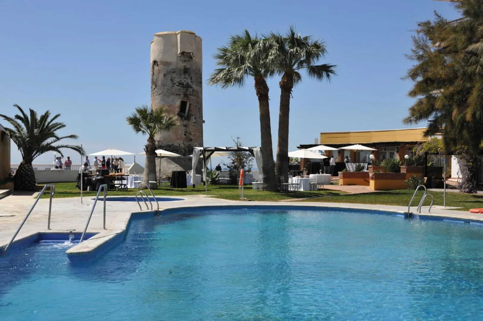 Swimming pool in Hotel Salobreña Suites