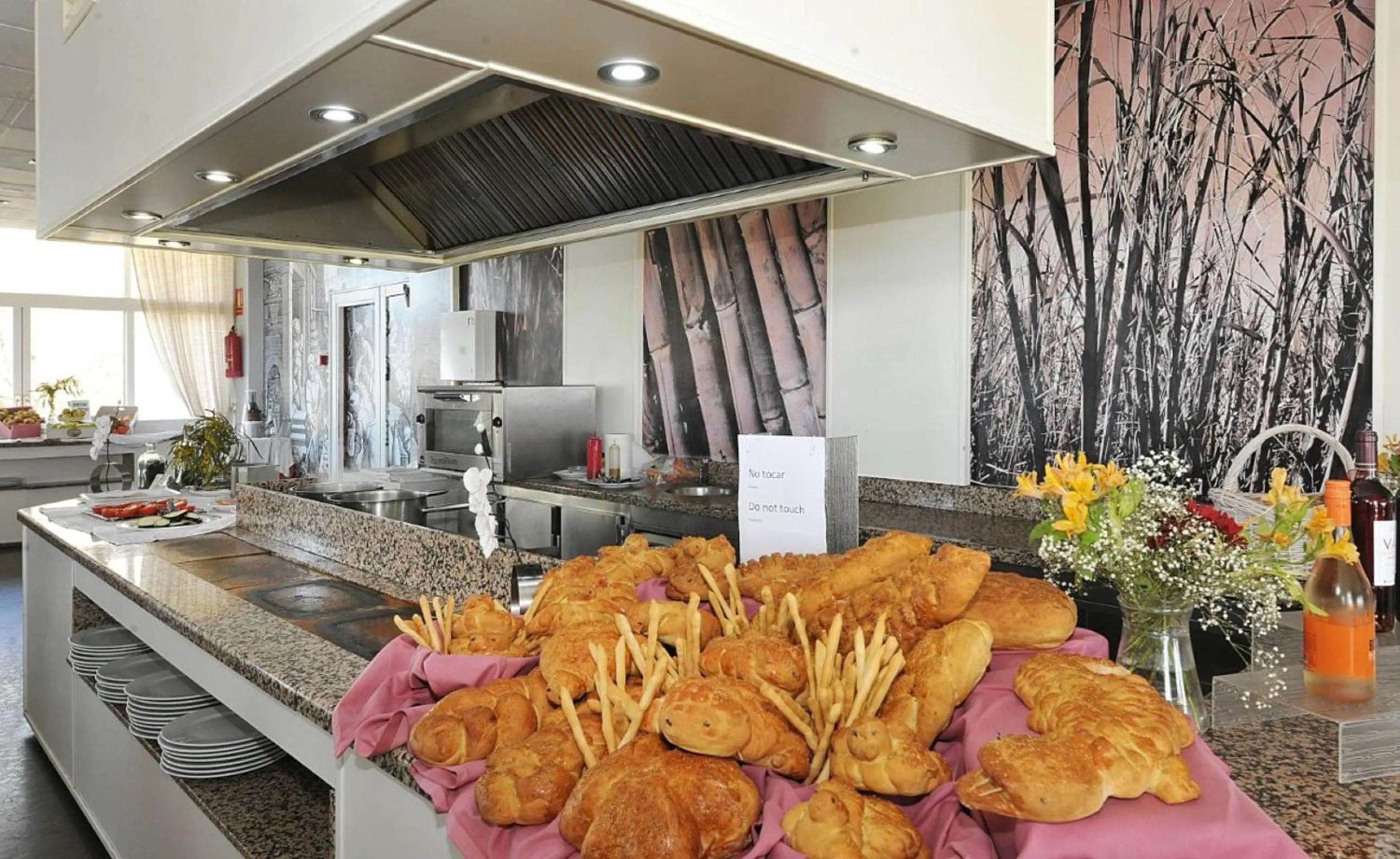 Restaurant/places to eat in Hotel Salobreña Suites