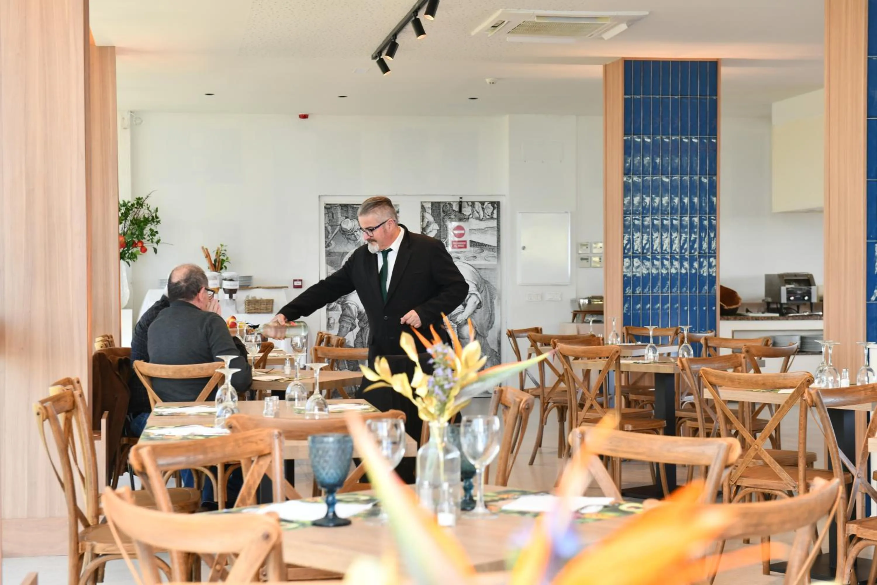 Restaurant/places to eat in Hotel Salobreña Suites