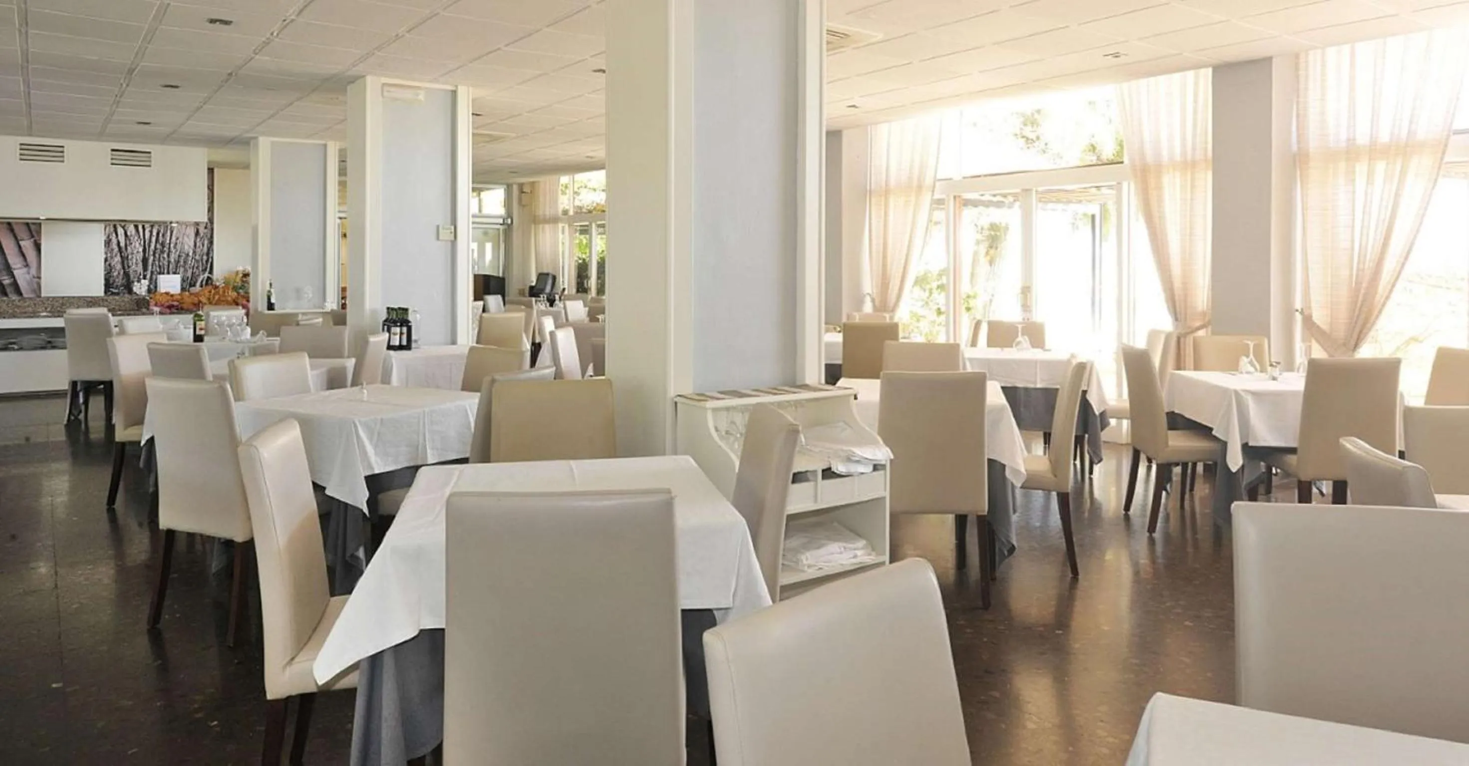Restaurant/places to eat in Hotel Salobreña Suites