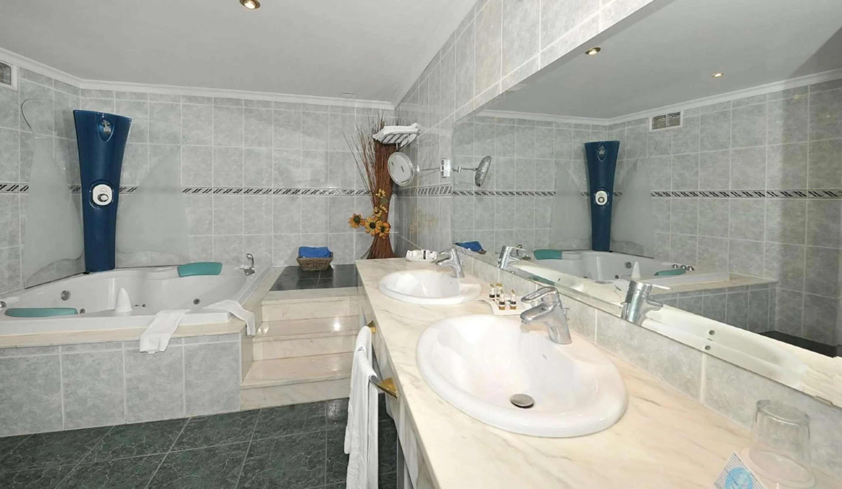 Photo of the whole room in Hotel Salobreña Suites