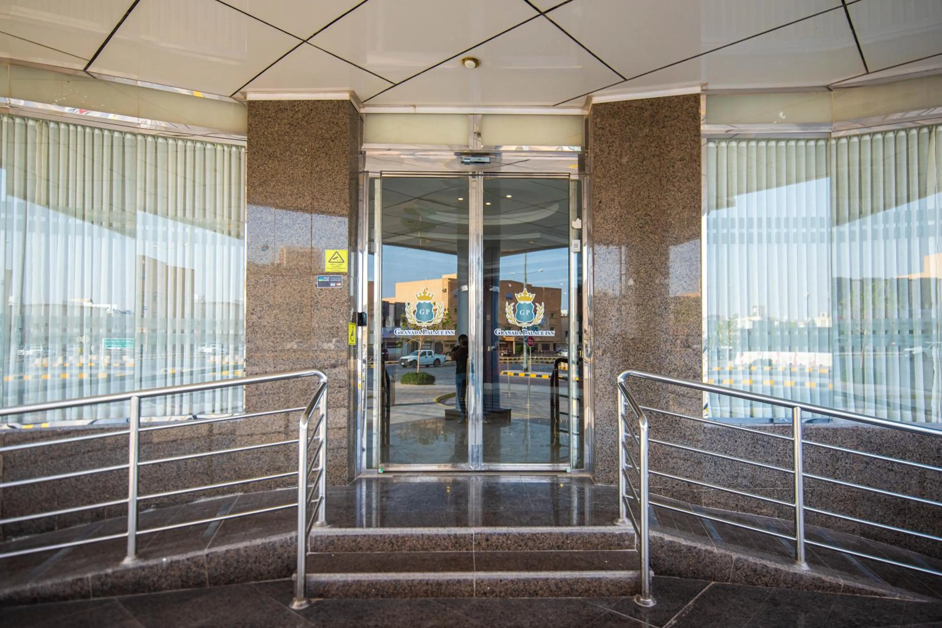 Facade/entrance in غرناطة بالاس ان للشقق المخدومة