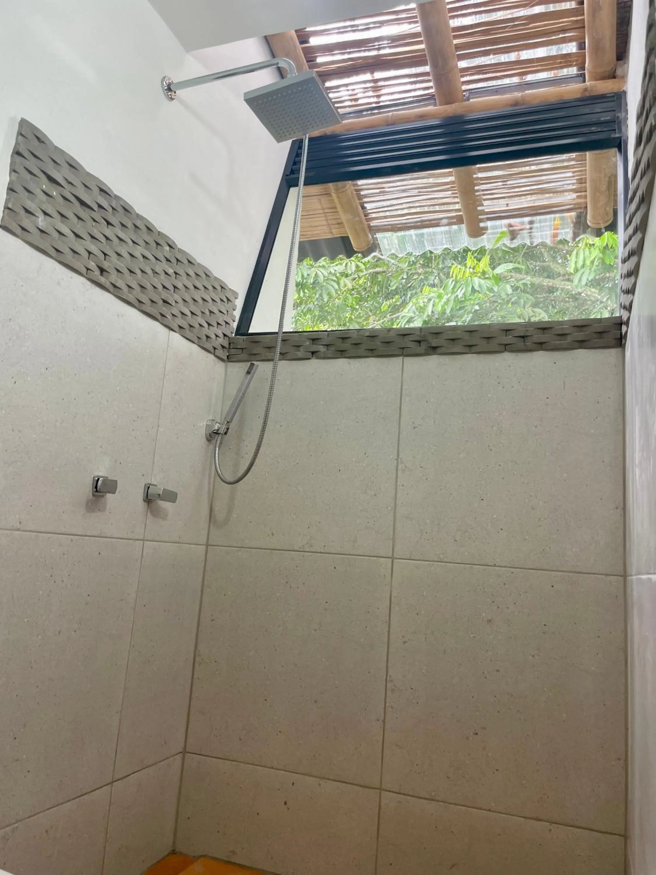 Shower in Ecohotel Alma
