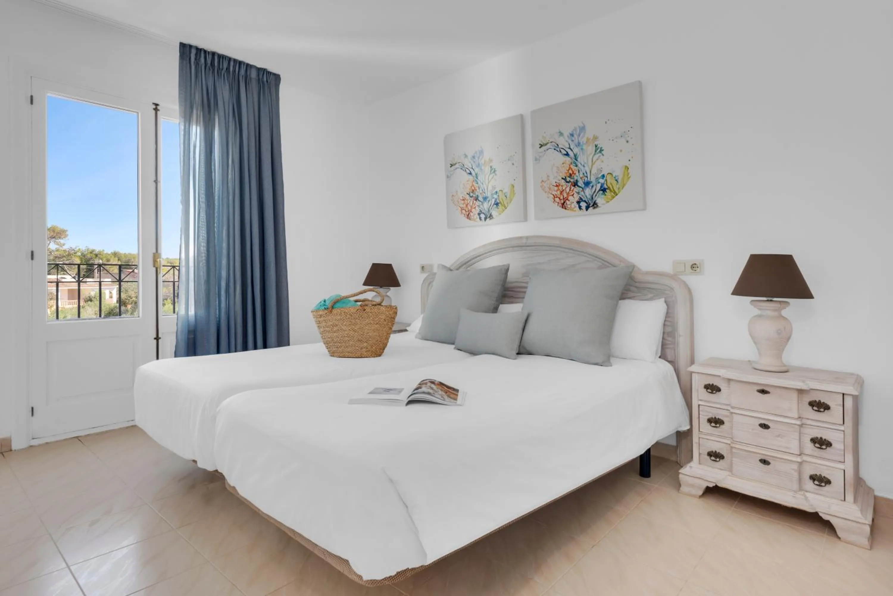 Living room, Bed in Aparthotel Ona Cala Pi Club