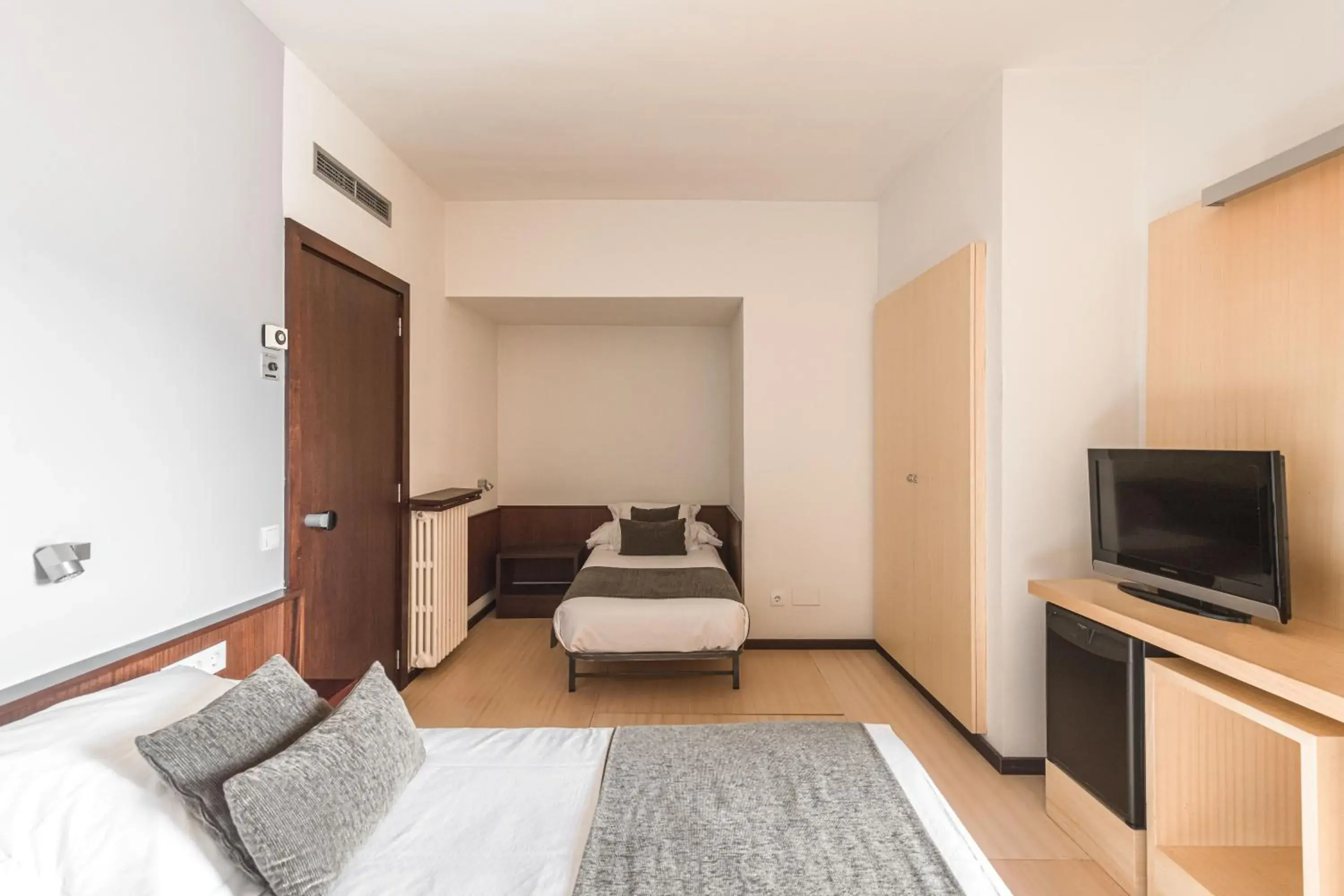 Triple Room in Hotel Emporda Triple Room in Hotel Emporda