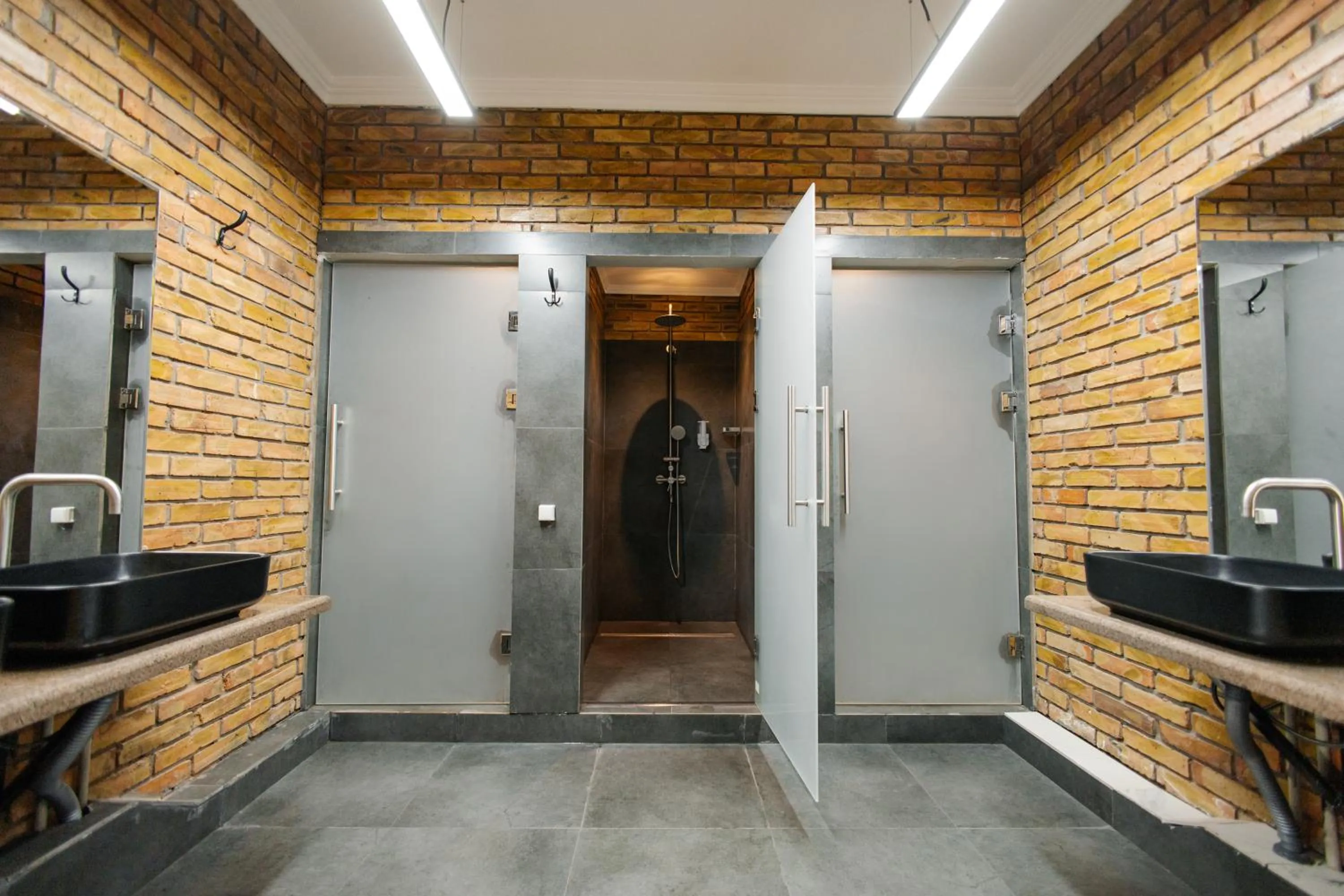 Shower in 281 Hostel