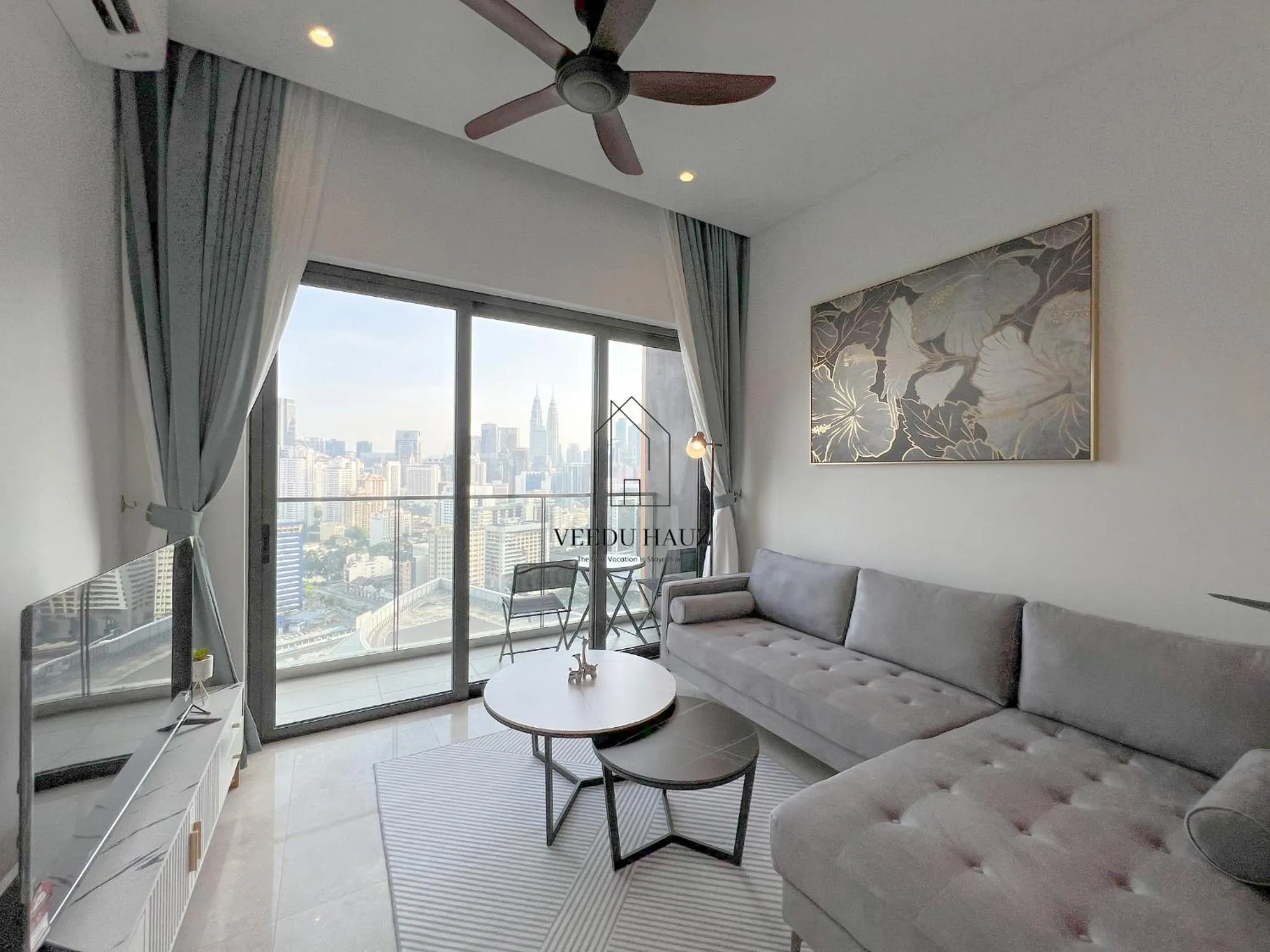 Living room in Lucentia Residences BBCC at Lalaport Kuala Lumpur by Veedu Hauz