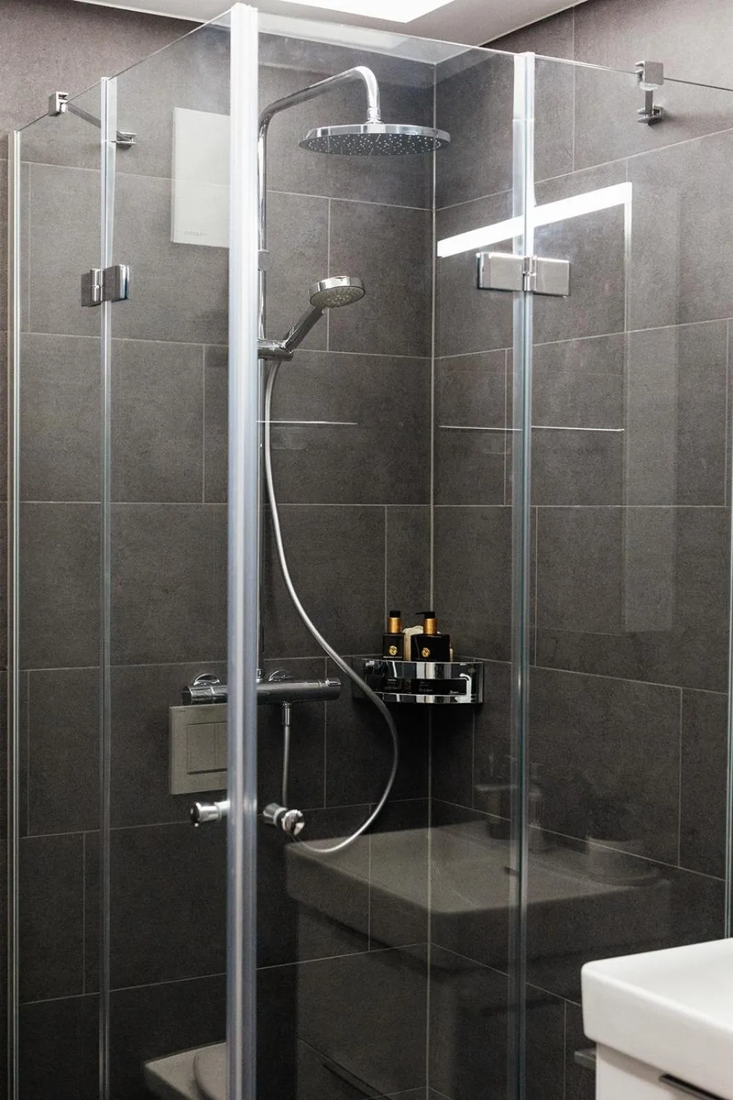 Shower in Lamira - Serviced Apartments