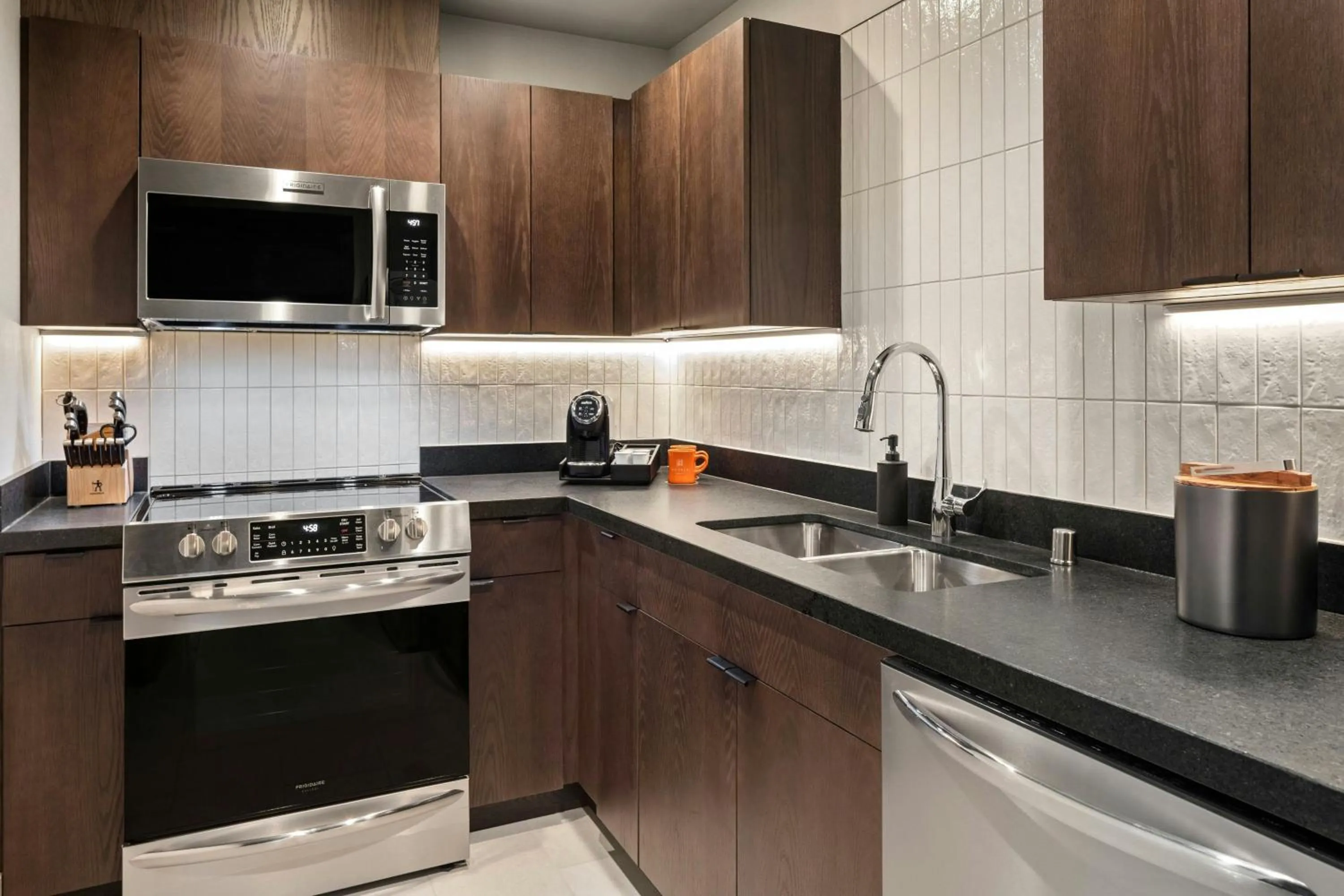 Kitchen or kitchenette in The Trade, Autograph Collection