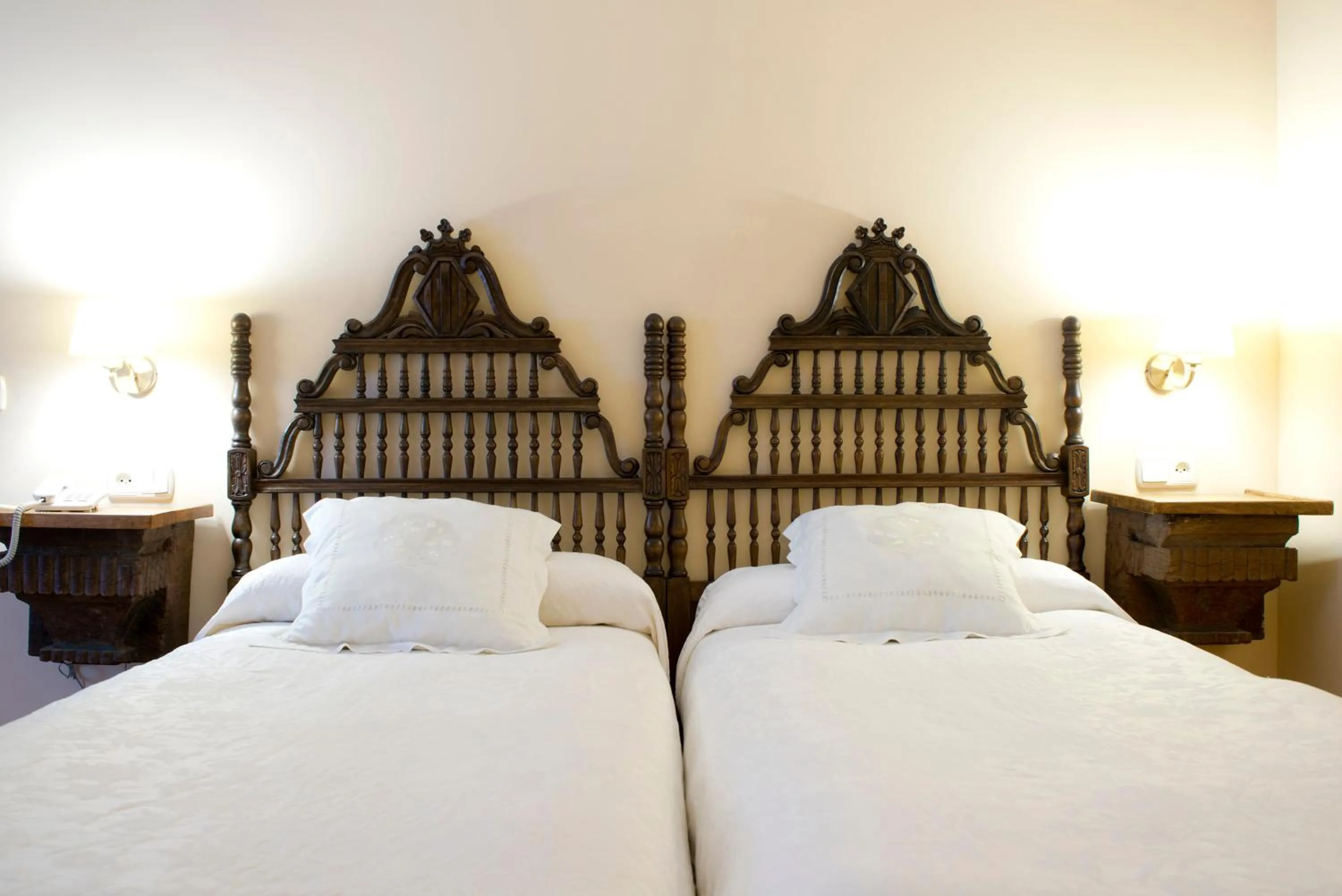 Bed in Hotel Don Carlos Cáceres