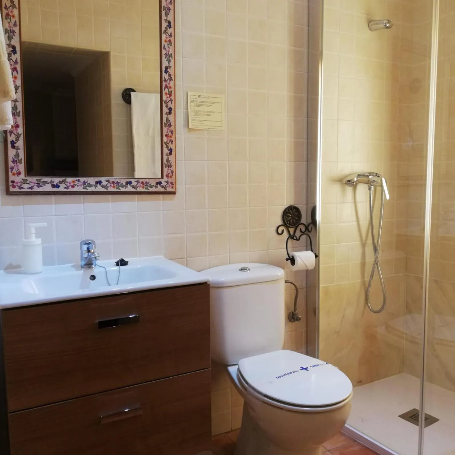 Bathroom in Hotel Don Carlos Cáceres